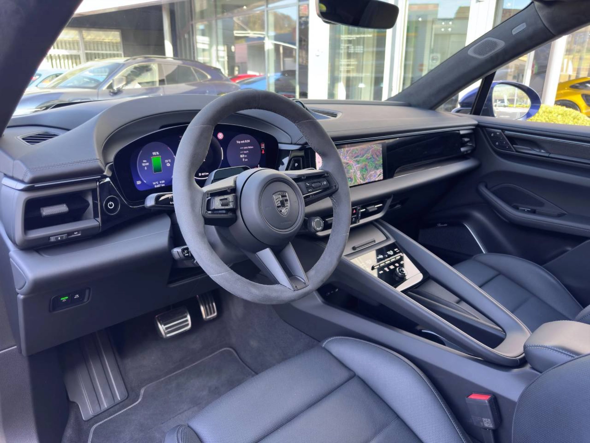 PORSCHE Macan Turbo-image-14