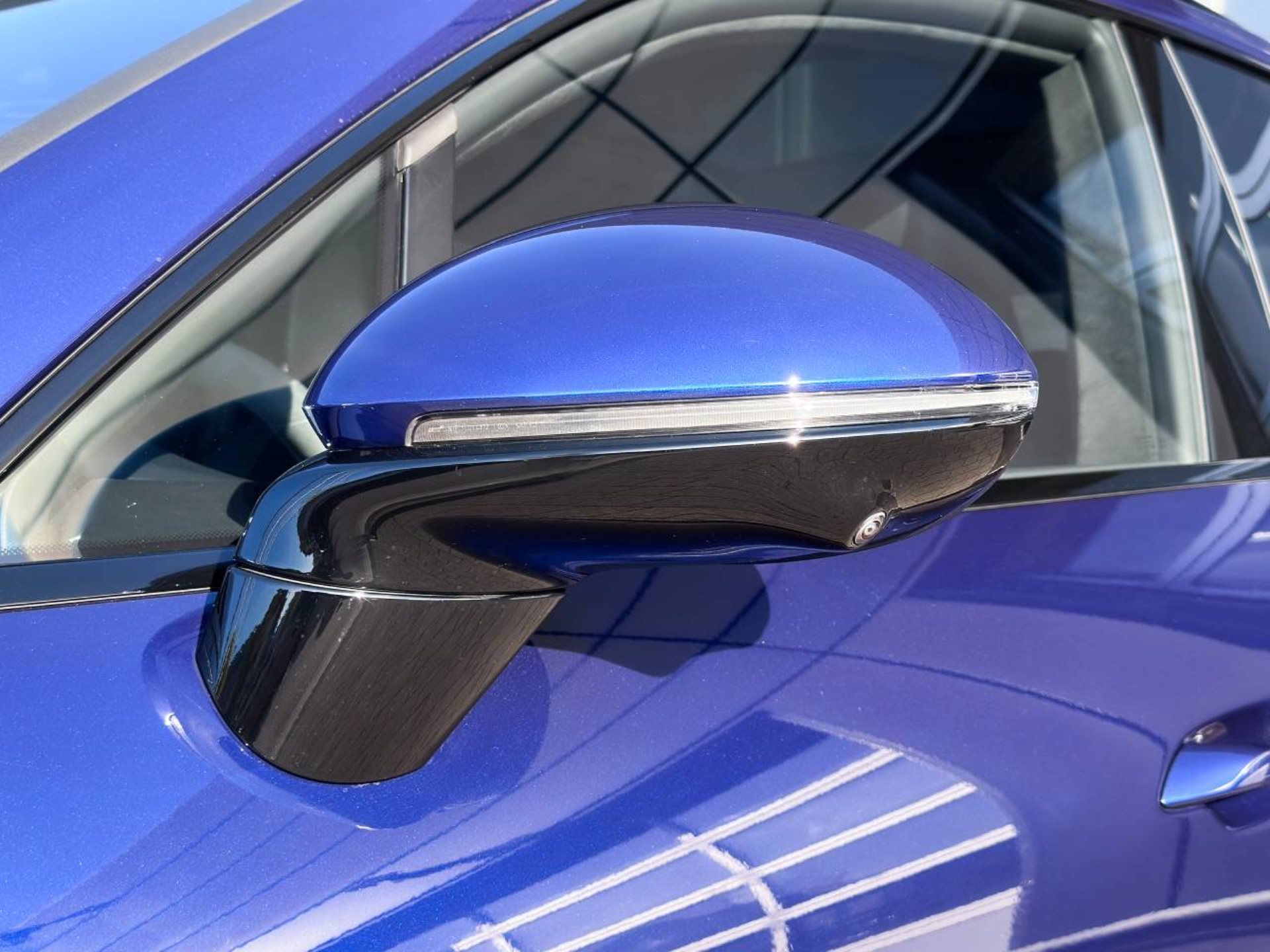 PORSCHE Macan Turbo-image-12