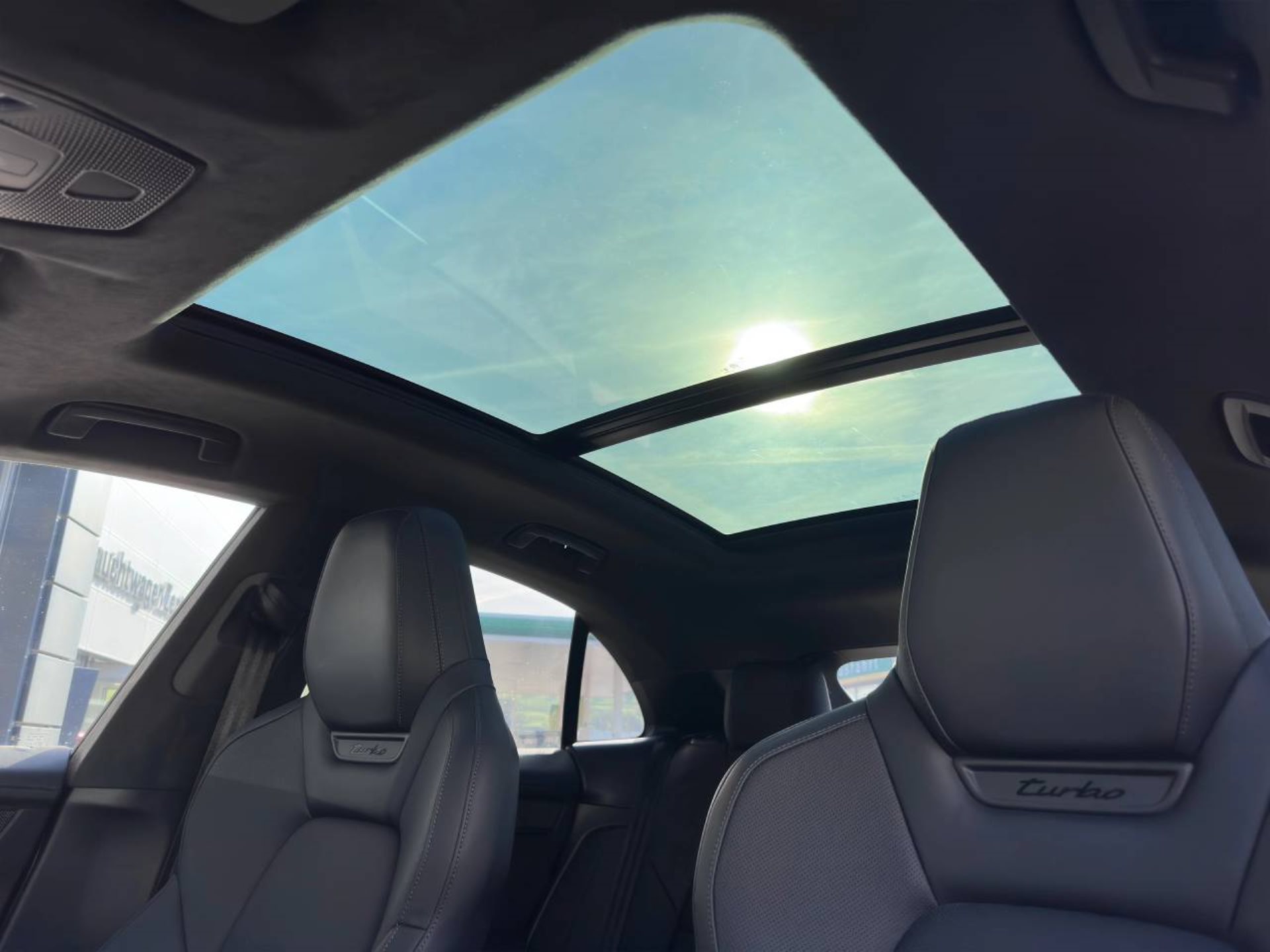 PORSCHE Macan Turbo-image-22