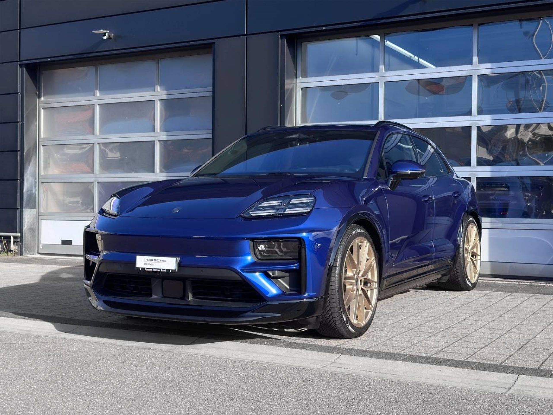 PORSCHE Macan Turbo-image-9