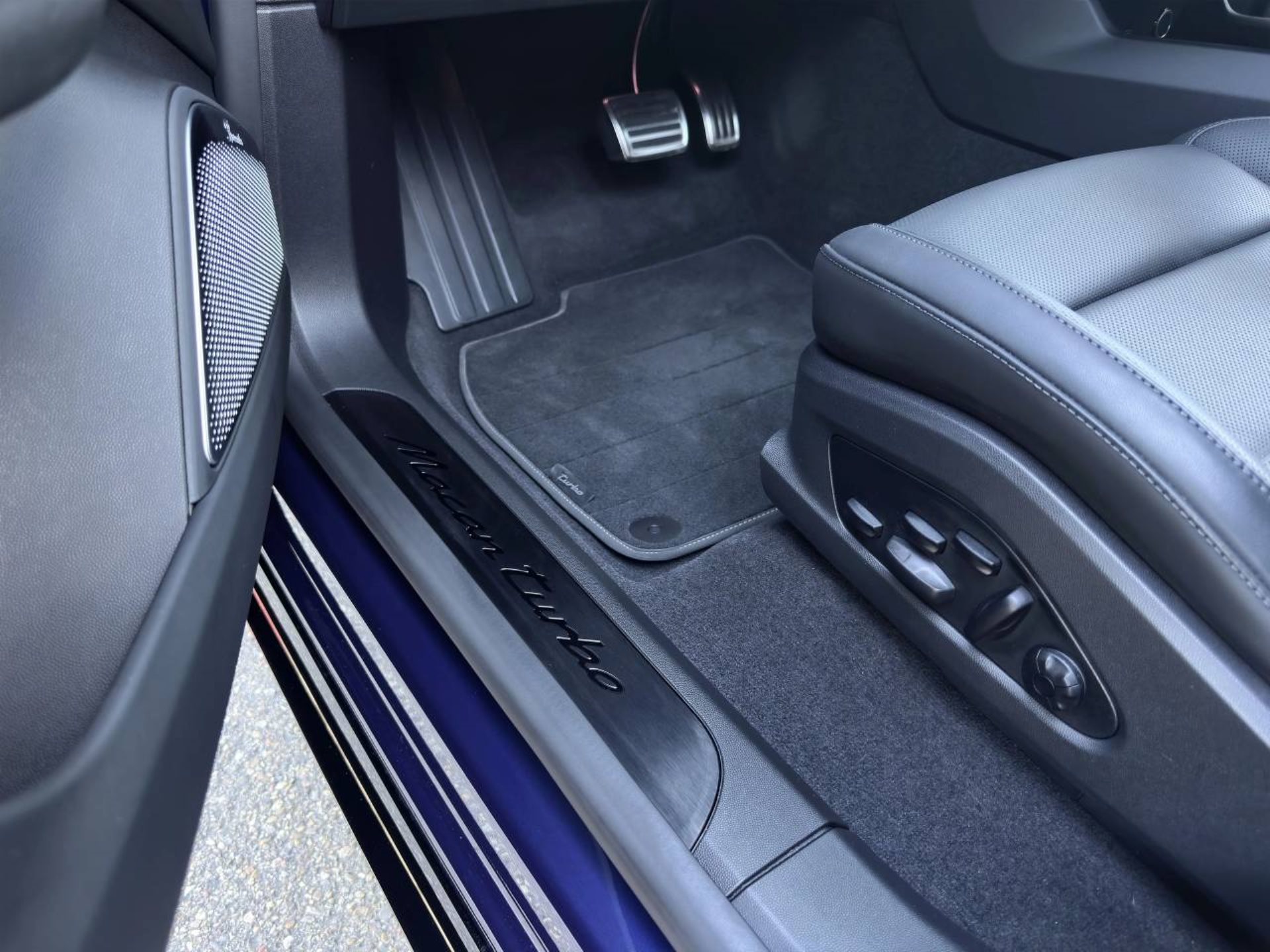 PORSCHE Macan Turbo-image-19
