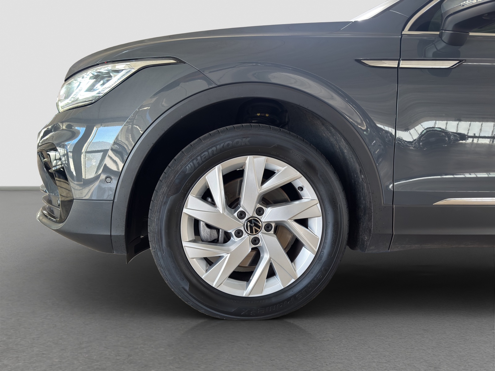 VW Tiguan 2.0TSI Elegance 4Motion DSG-image-4