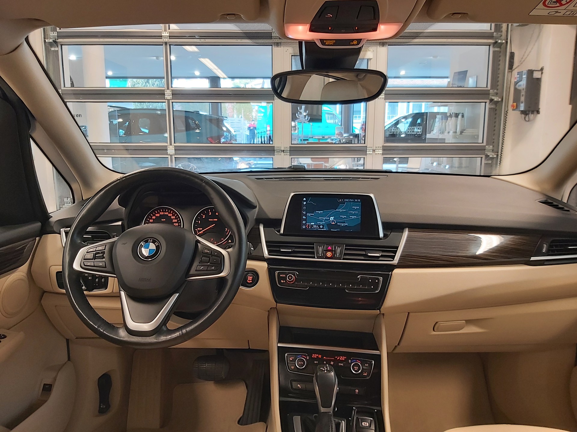 BMW 225i xDrive Active Tourer-image-13