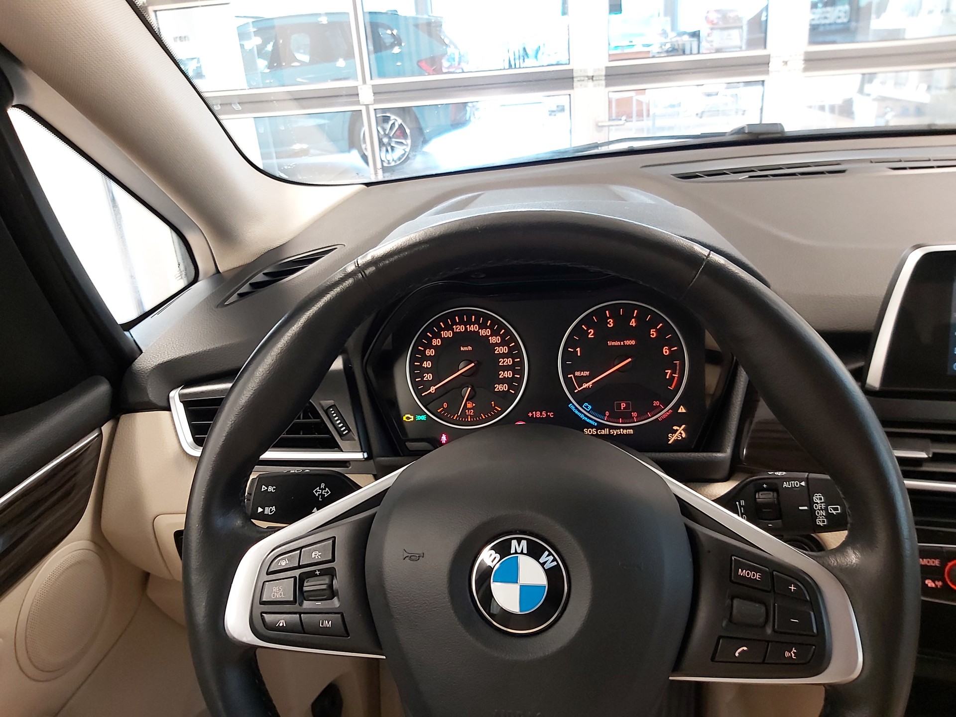 BMW 225i xDrive Active Tourer-image-14