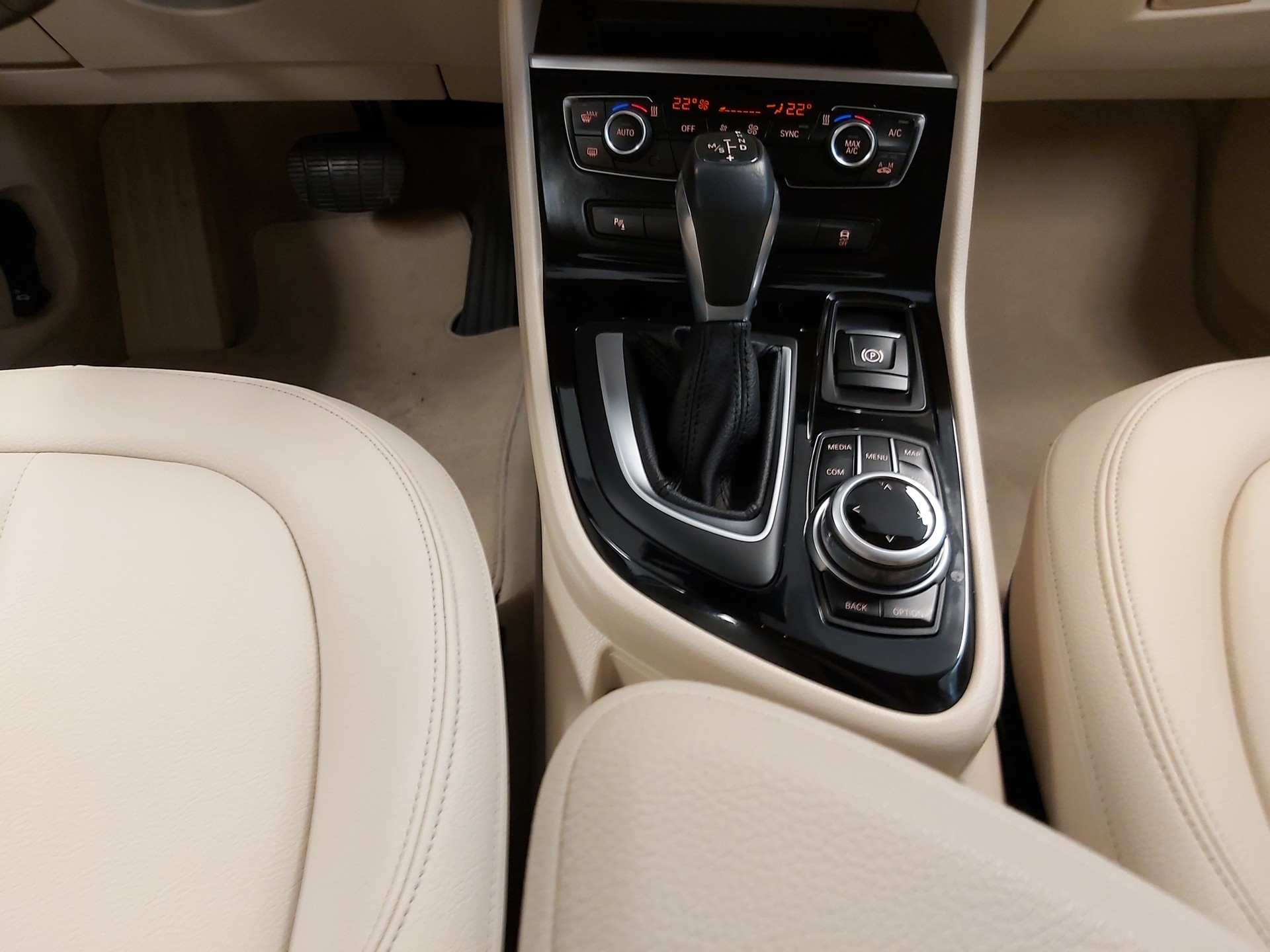 BMW 225i xDrive Active Tourer-image-16