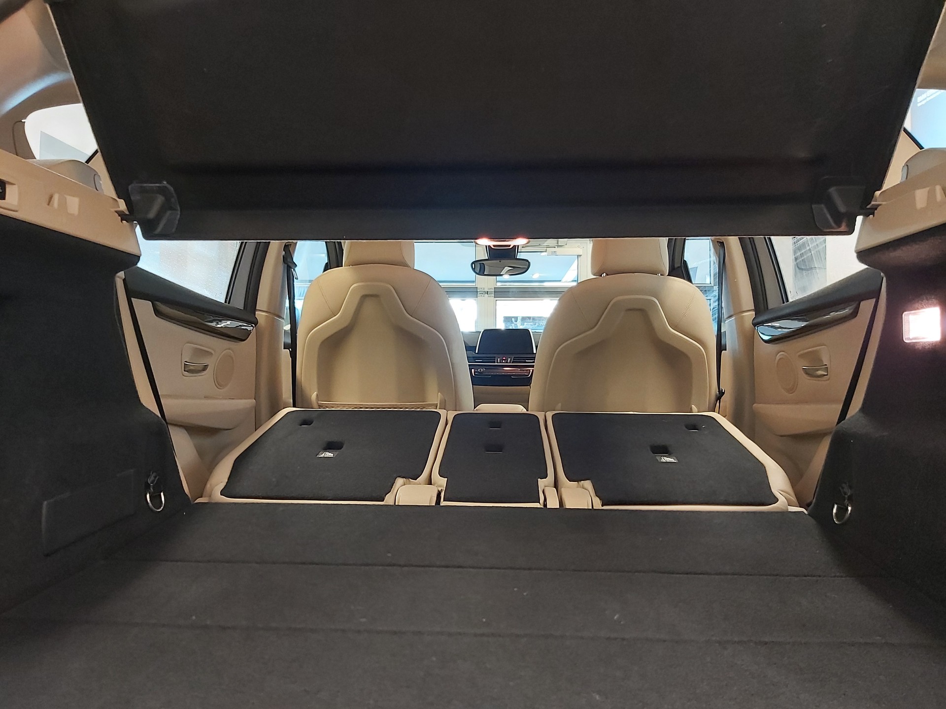 BMW 225i xDrive Active Tourer-image-9