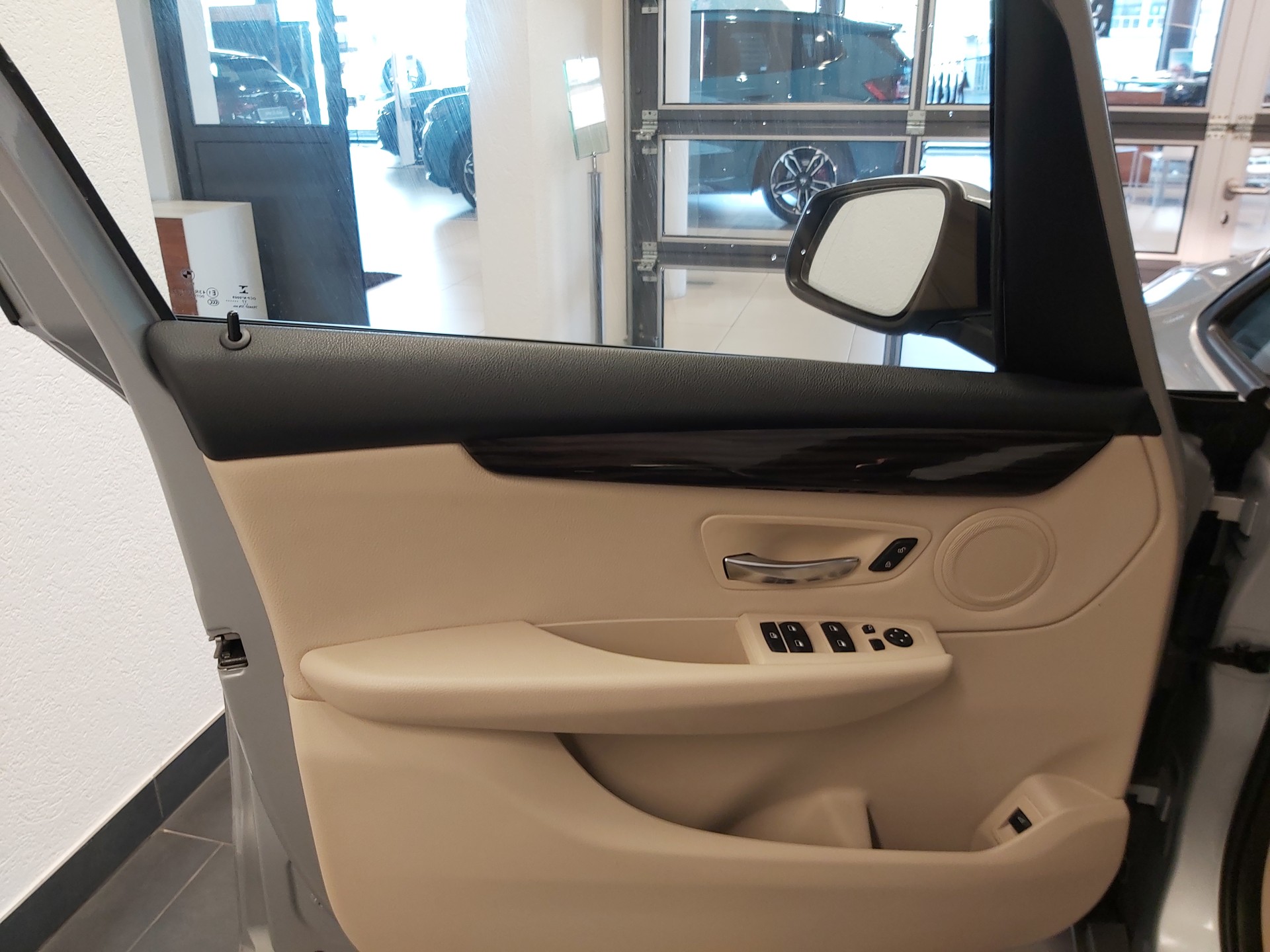 BMW 225i xDrive Active Tourer-image-17