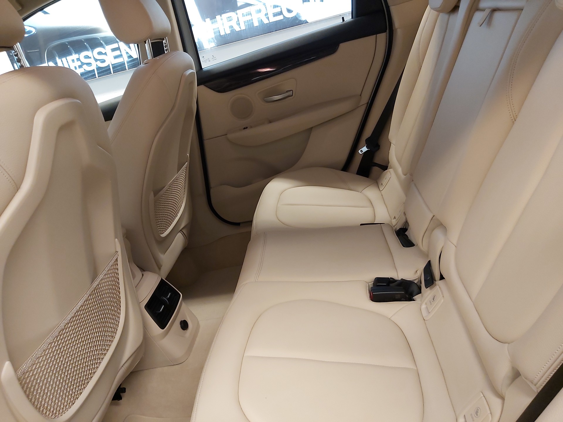 BMW 225i xDrive Active Tourer-image-18