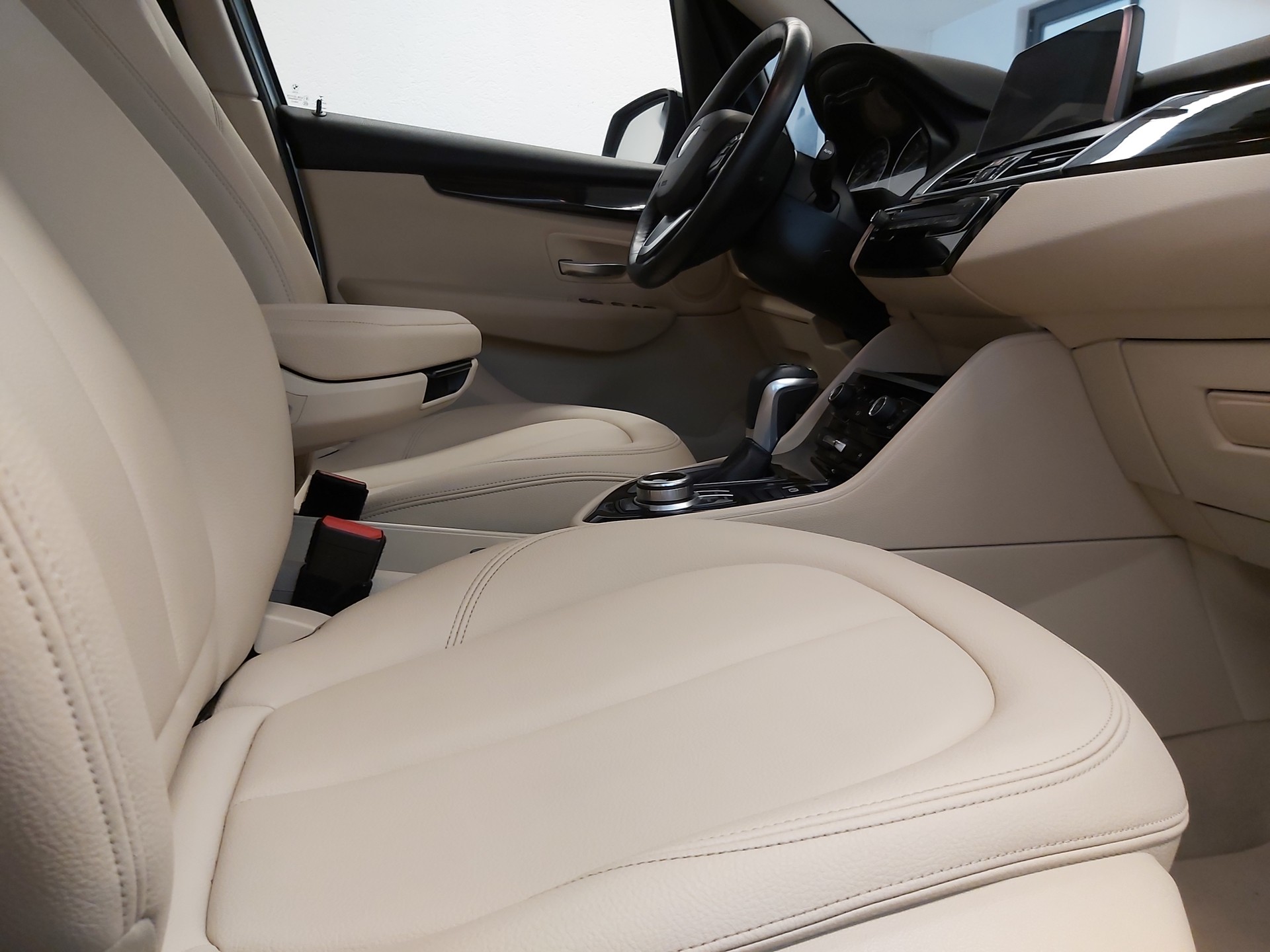 BMW 225i xDrive Active Tourer-image-11