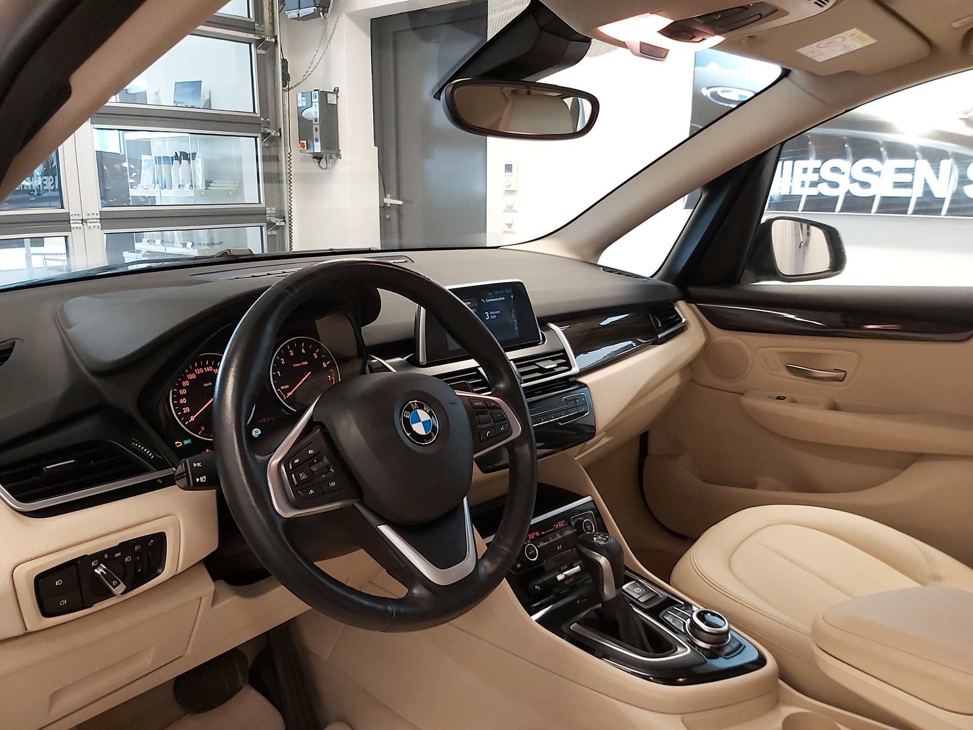 BMW 225i xDrive Active Tourer-image-10
