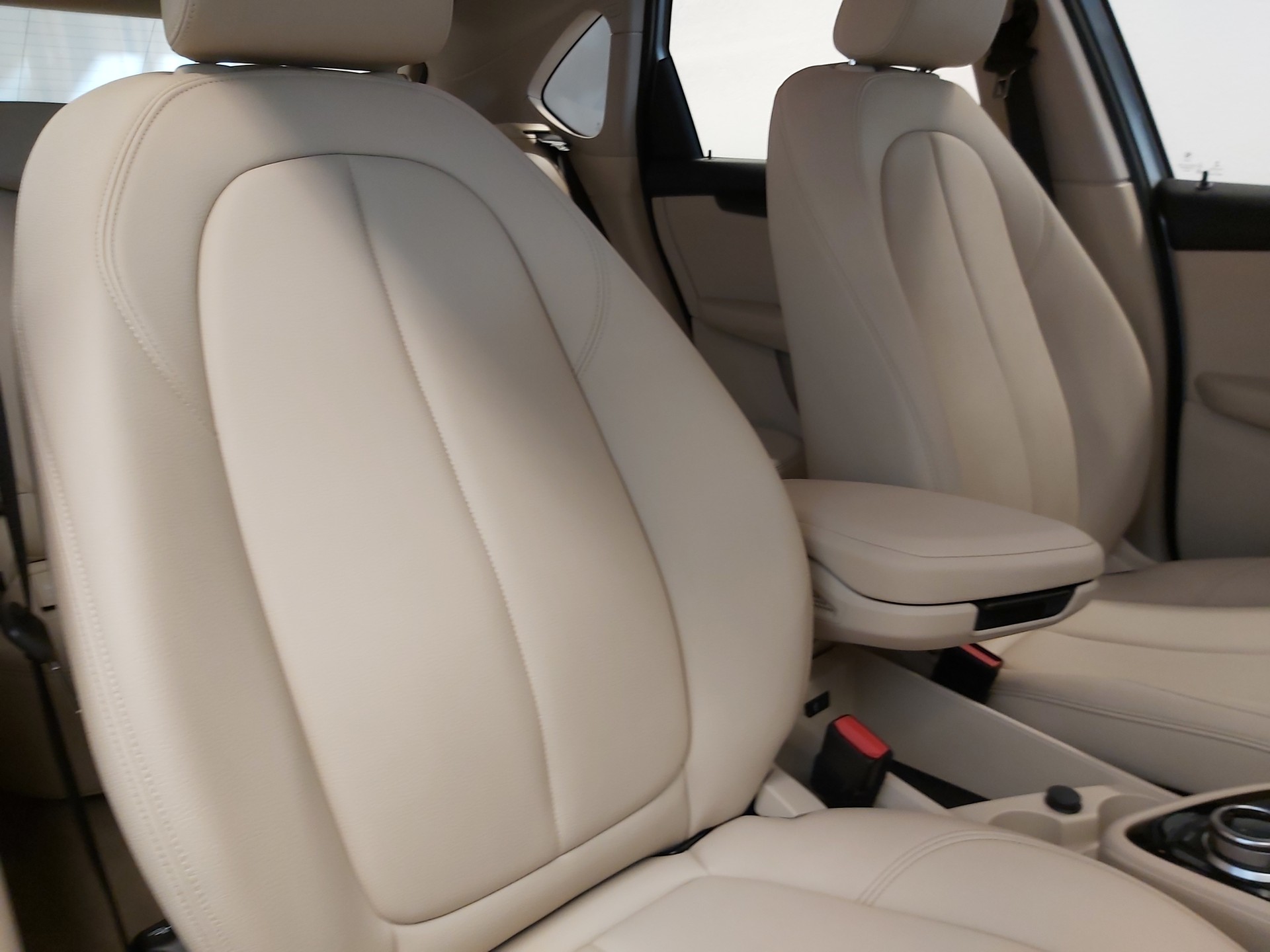 BMW 225i xDrive Active Tourer-image-12
