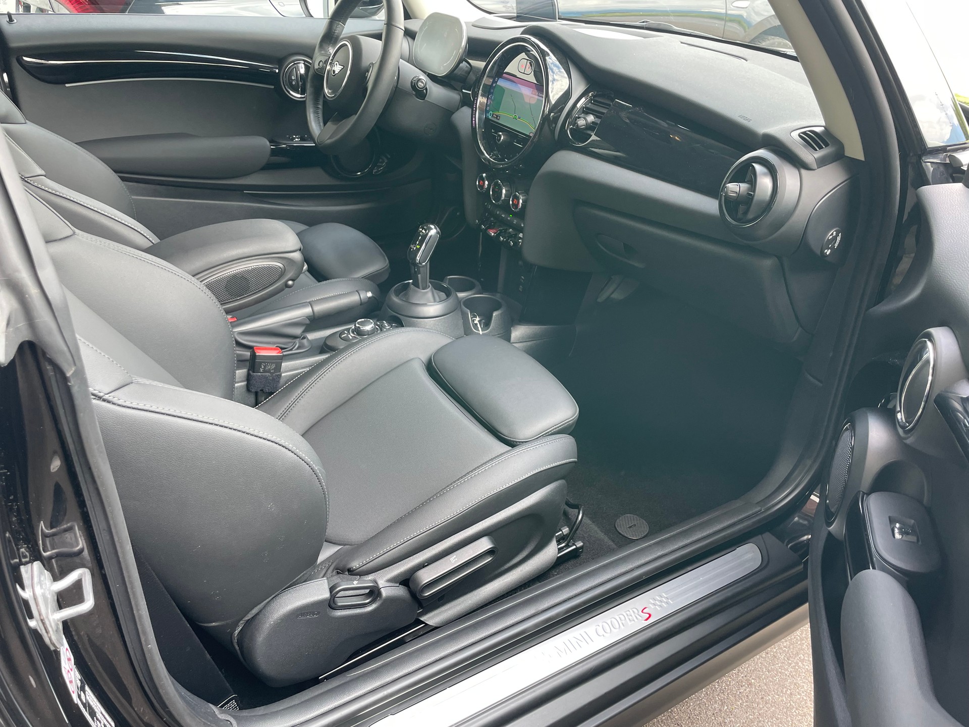 MINI Cooper S Black Edition-image-5