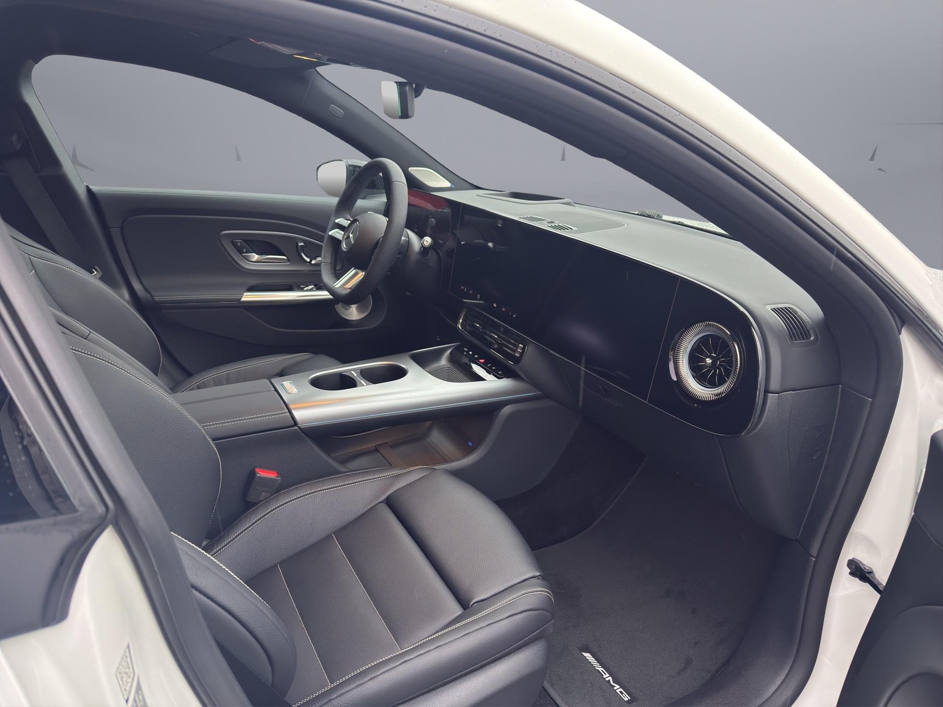 MERCEDES-BENZ CLA 220 AMG Line-image-13