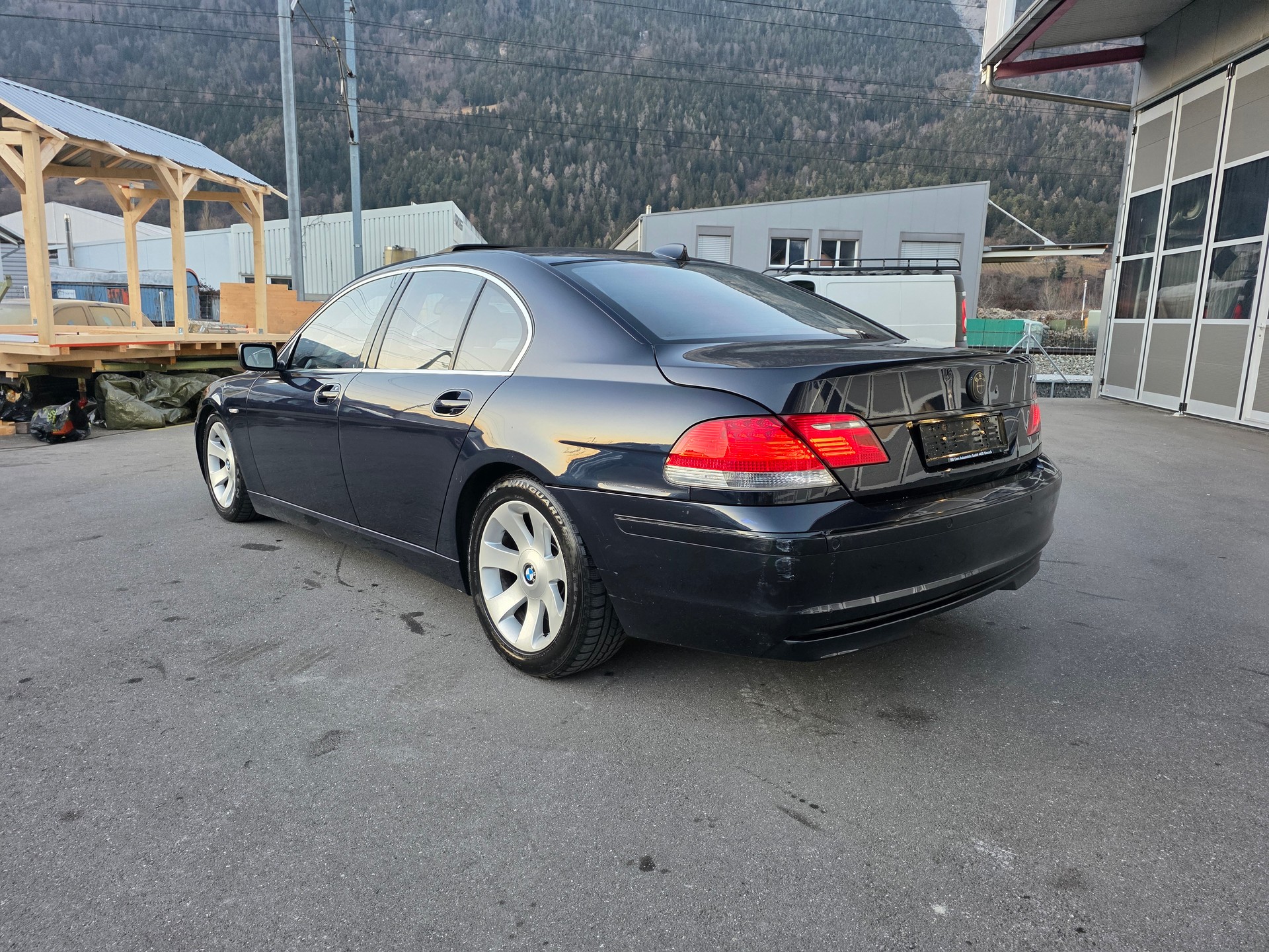 BMW 760i-image-2