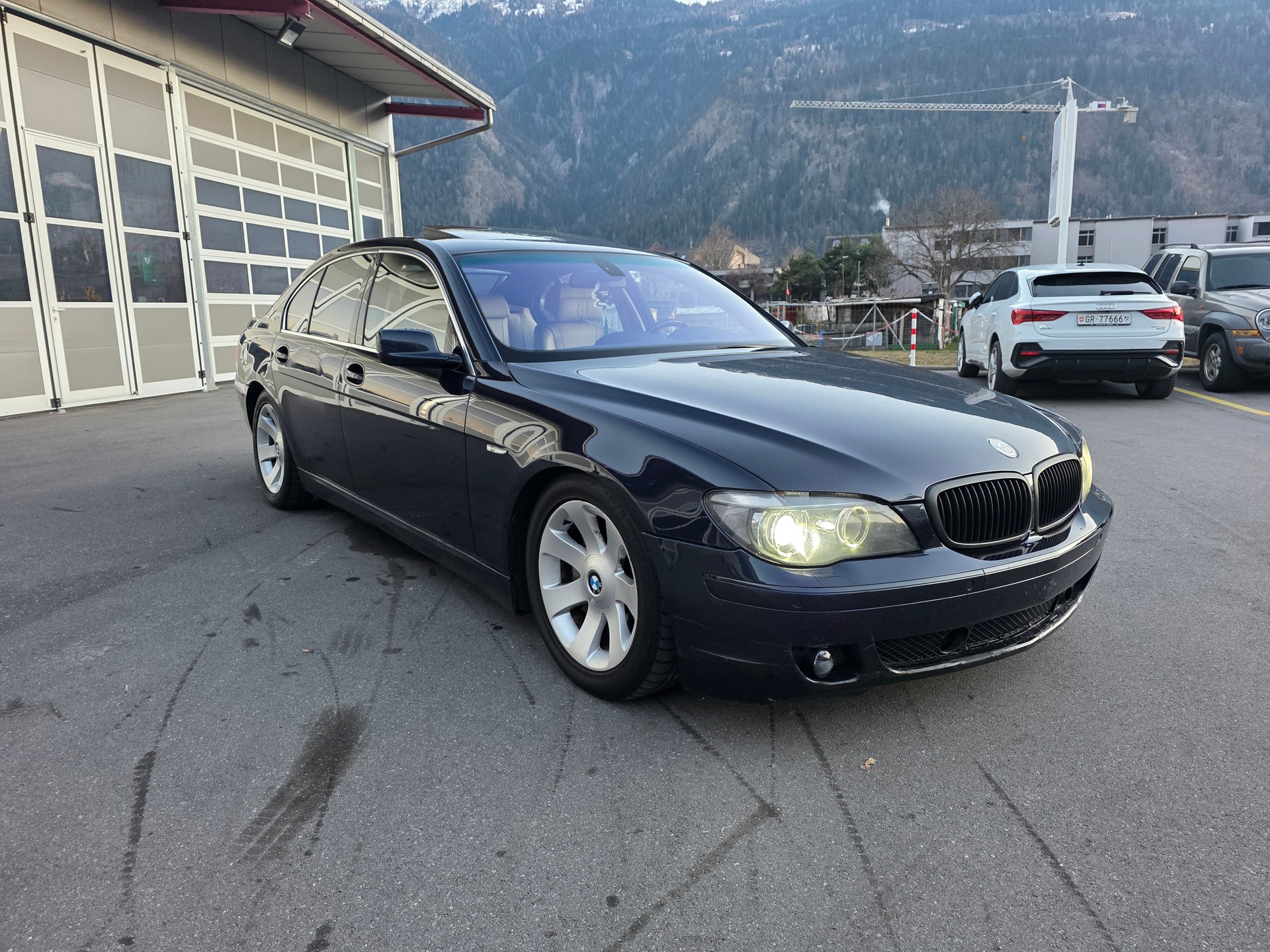 BMW 760i-image-6