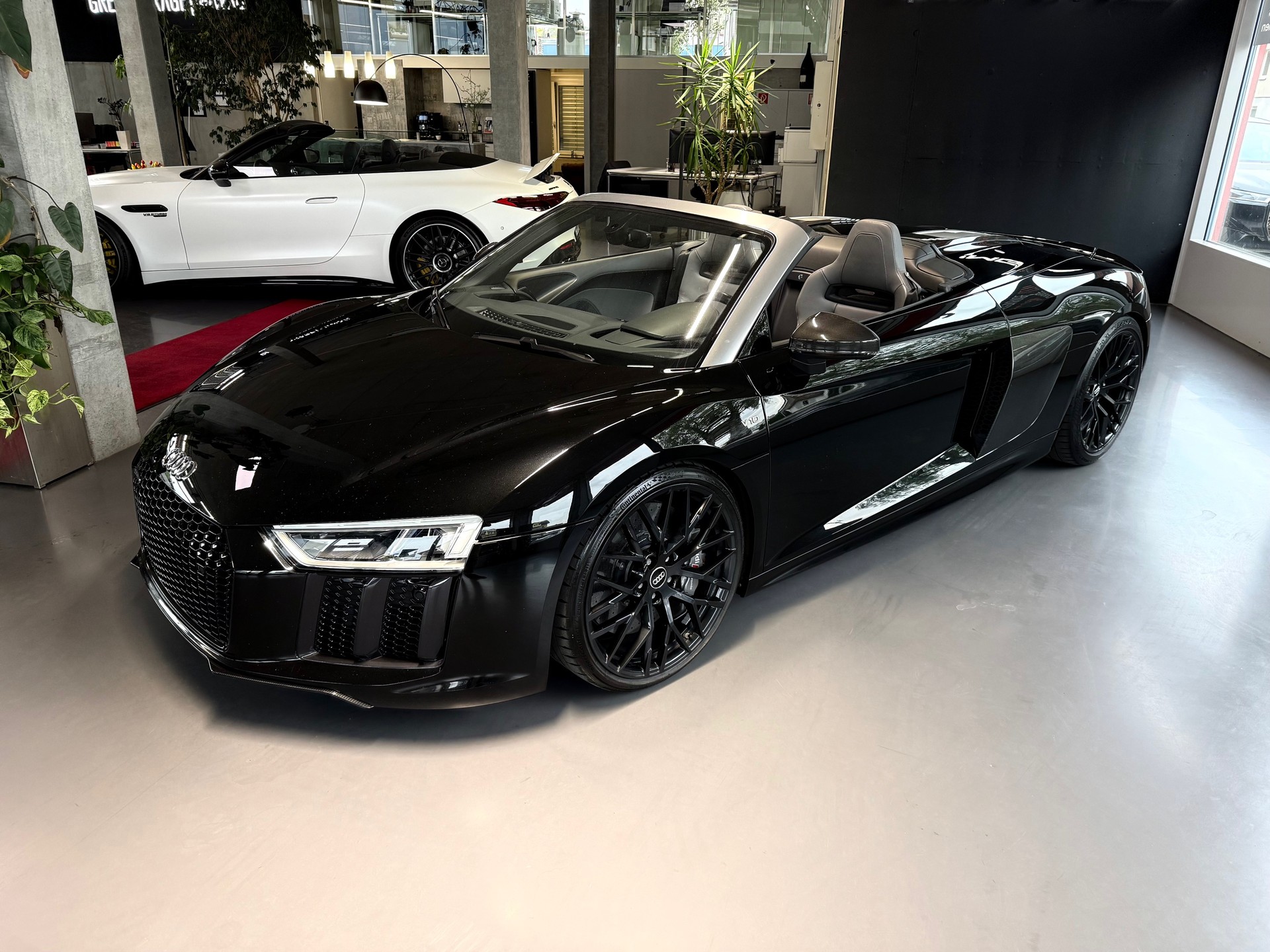 AUDI R8 Spyder 5.2 S-Tronic Quattro-showroom-element-1