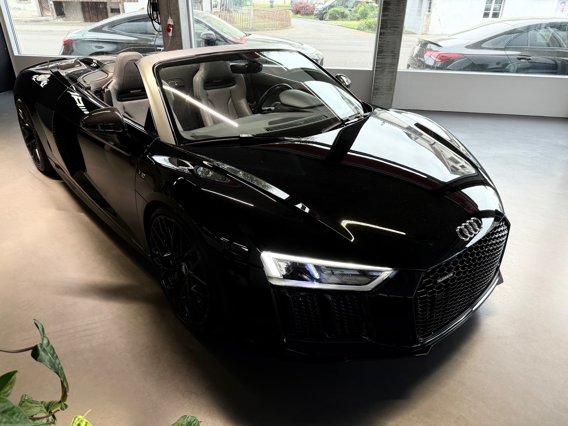AUDI R8 Spyder 5.2 S-Tronic Quattro-showroom-element-2