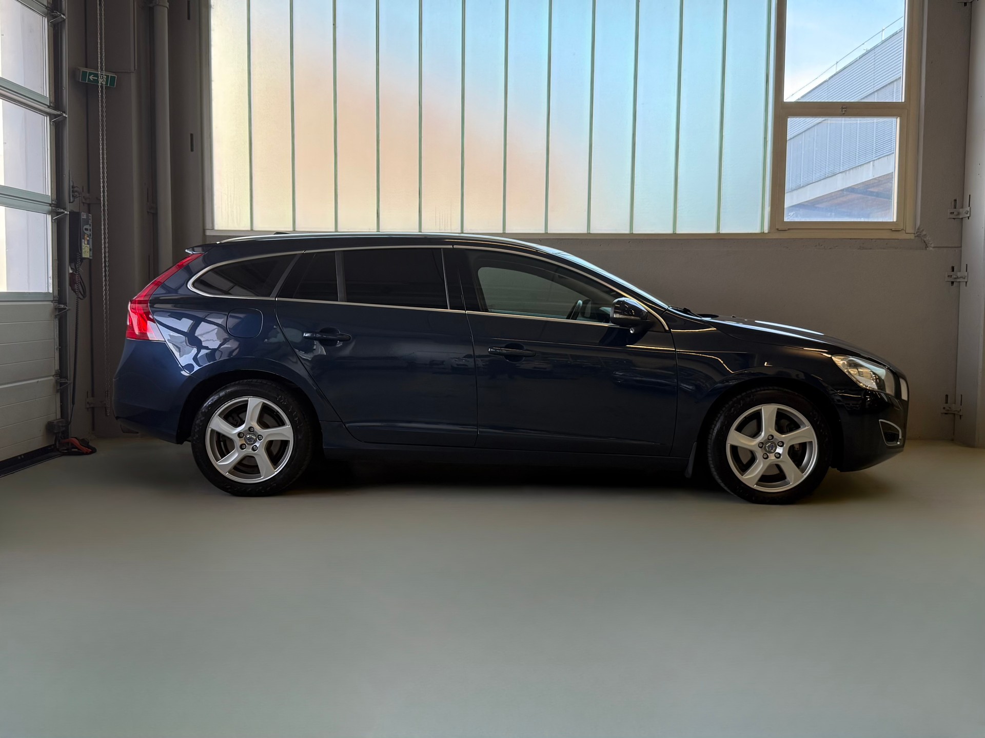VOLVO V60 T5 Summum Powershift-image-3