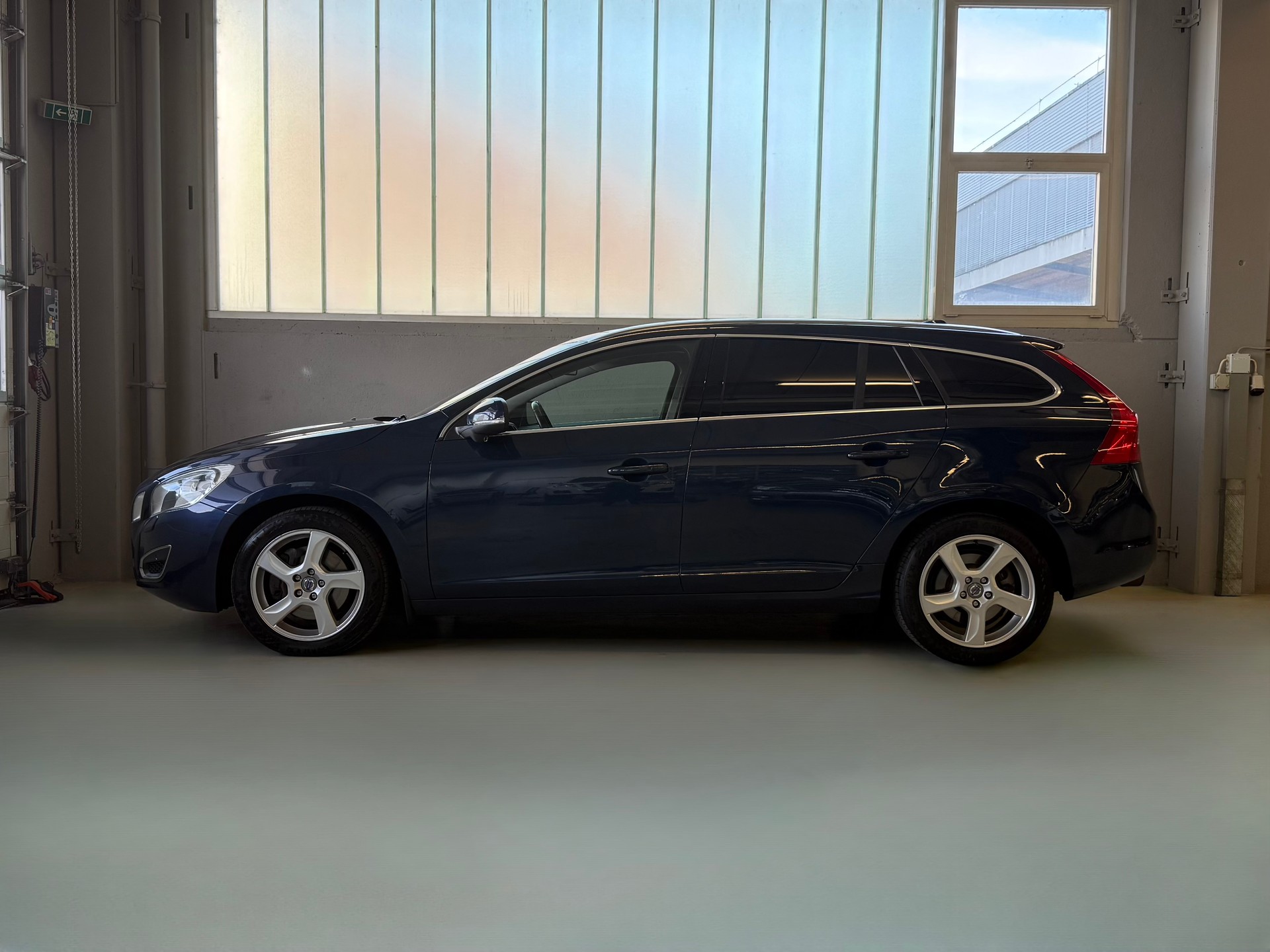 VOLVO V60 T5 Summum Powershift-image-4