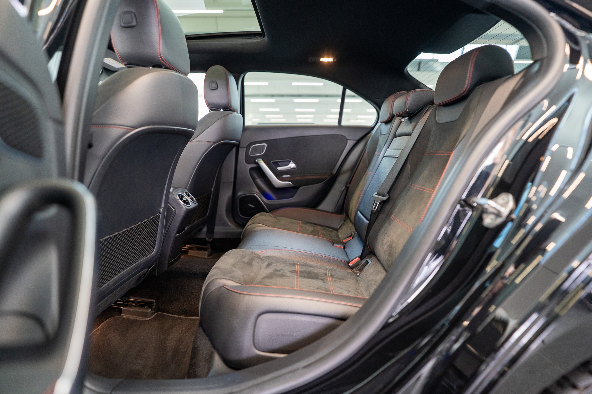 MERCEDES-BENZ A 35 AMG 4matic Limousine / CH-Fahrzeug / Panorama / el.Sitze-image-13