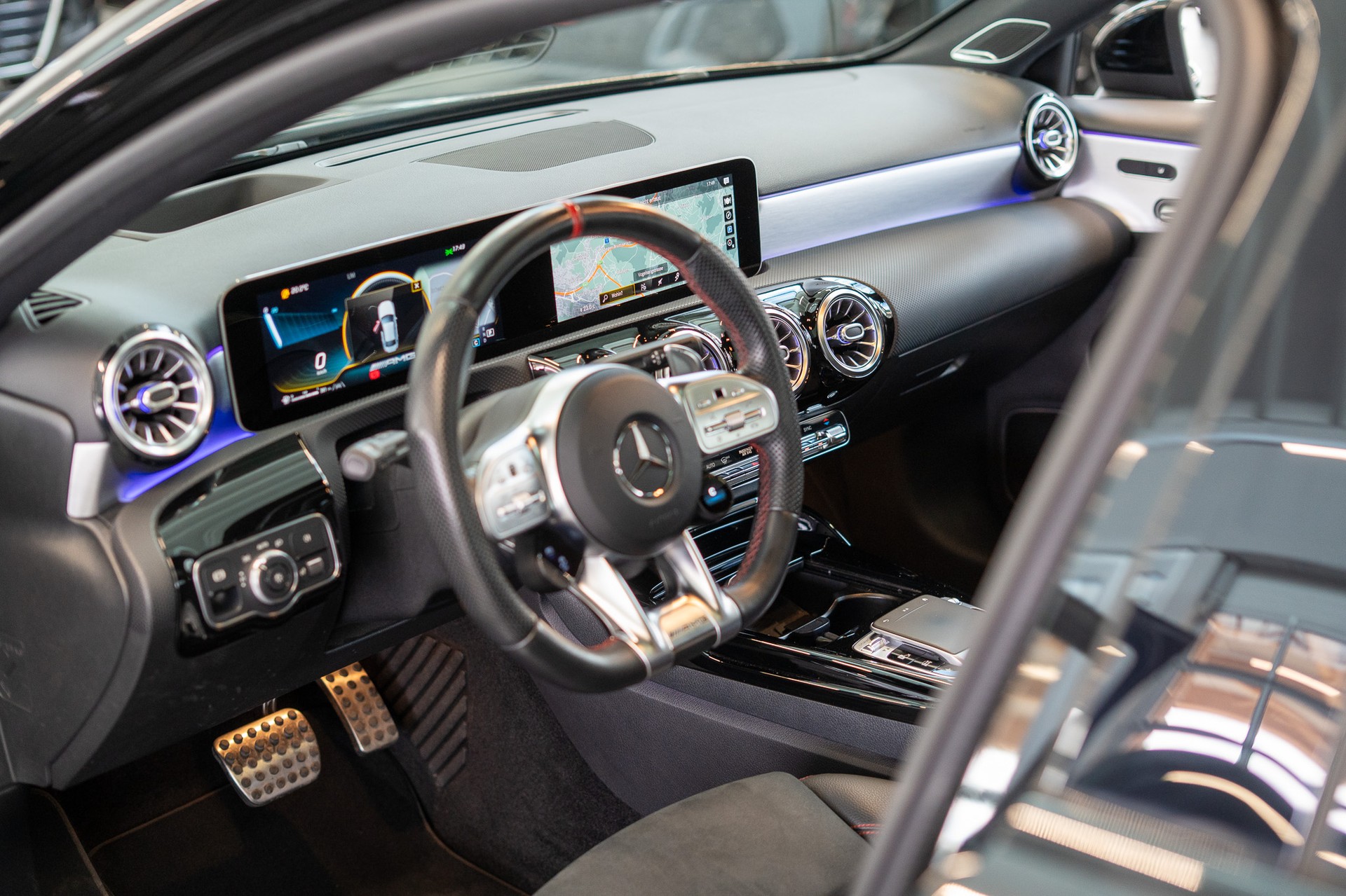 MERCEDES-BENZ A 35 AMG 4matic Limousine / CH-Fahrzeug / Panorama / el.Sitze-image-10