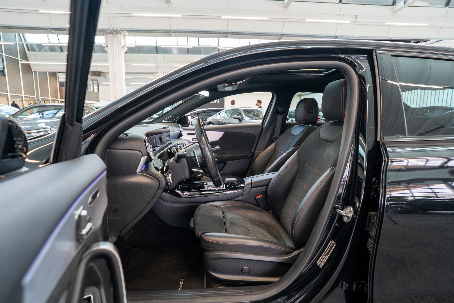 MERCEDES-BENZ A 35 AMG 4matic Limousine / CH-Fahrzeug / Panorama / el.Sitze-image-8