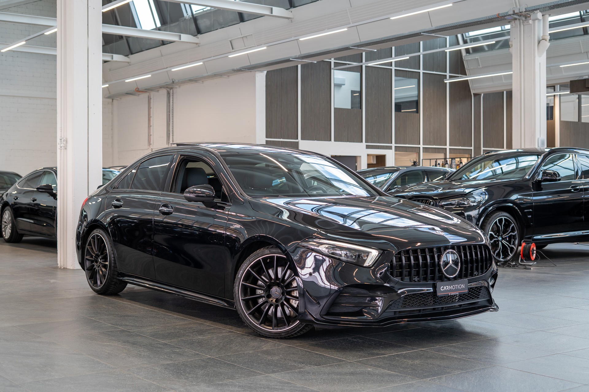 MERCEDES-BENZ A 35 AMG 4matic Limousine / CH-Fahrzeug / Panorama / el.Sitze-showroom-element-2