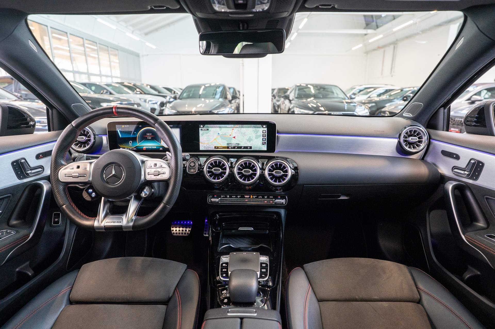 MERCEDES-BENZ A 35 AMG 4matic Limousine / CH-Fahrzeug / Panorama / el.Sitze-image-17