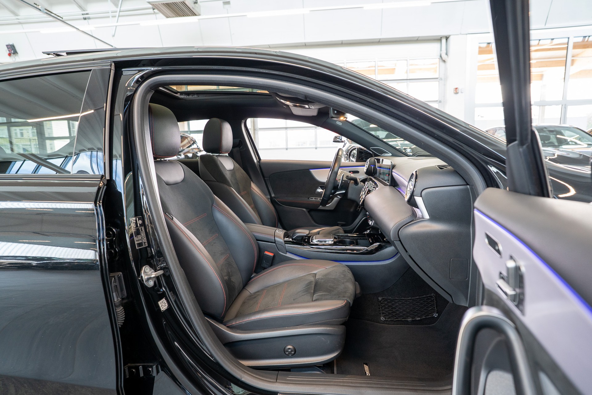 MERCEDES-BENZ A 35 AMG 4matic Limousine / CH-Fahrzeug / Panorama / el.Sitze-image-16