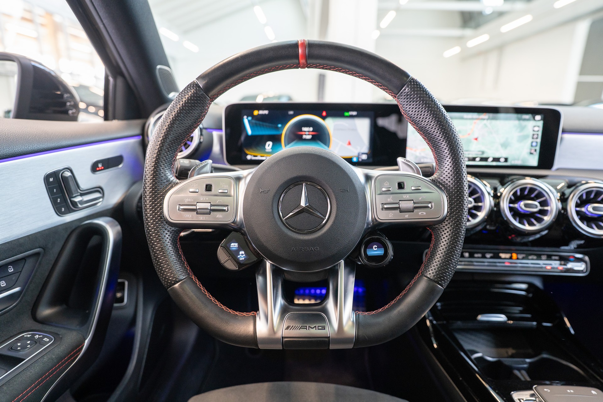 MERCEDES-BENZ A 35 AMG 4matic Limousine / CH-Fahrzeug / Panorama / el.Sitze-image-18