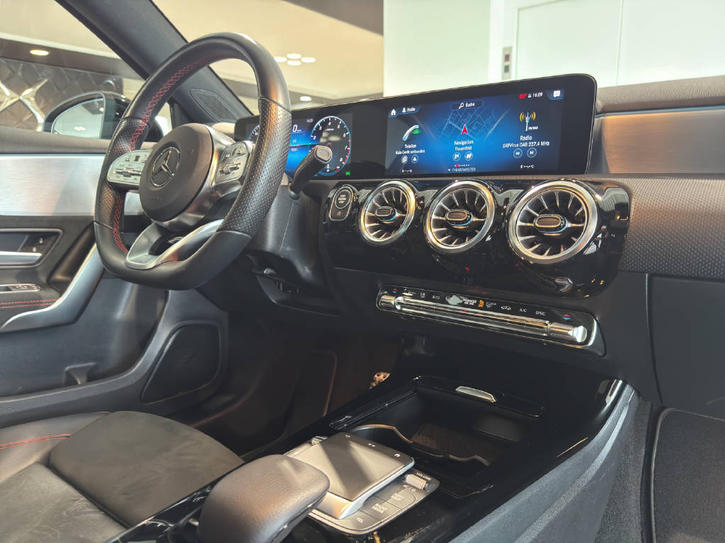 MERCEDES-BENZ A 200 AMG Line-image-10
