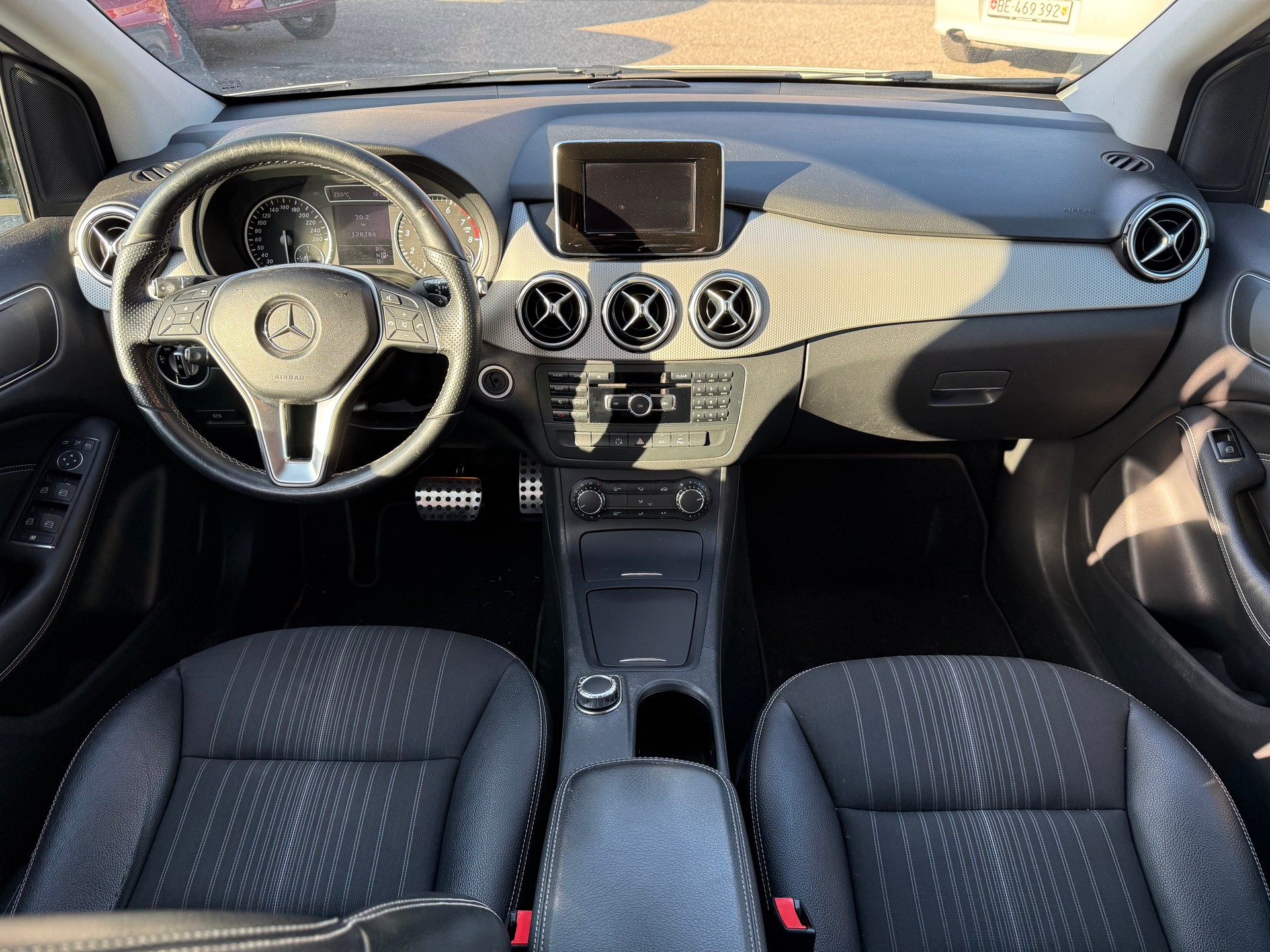 MERCEDES-BENZ B 180 7G-DCT-image-11