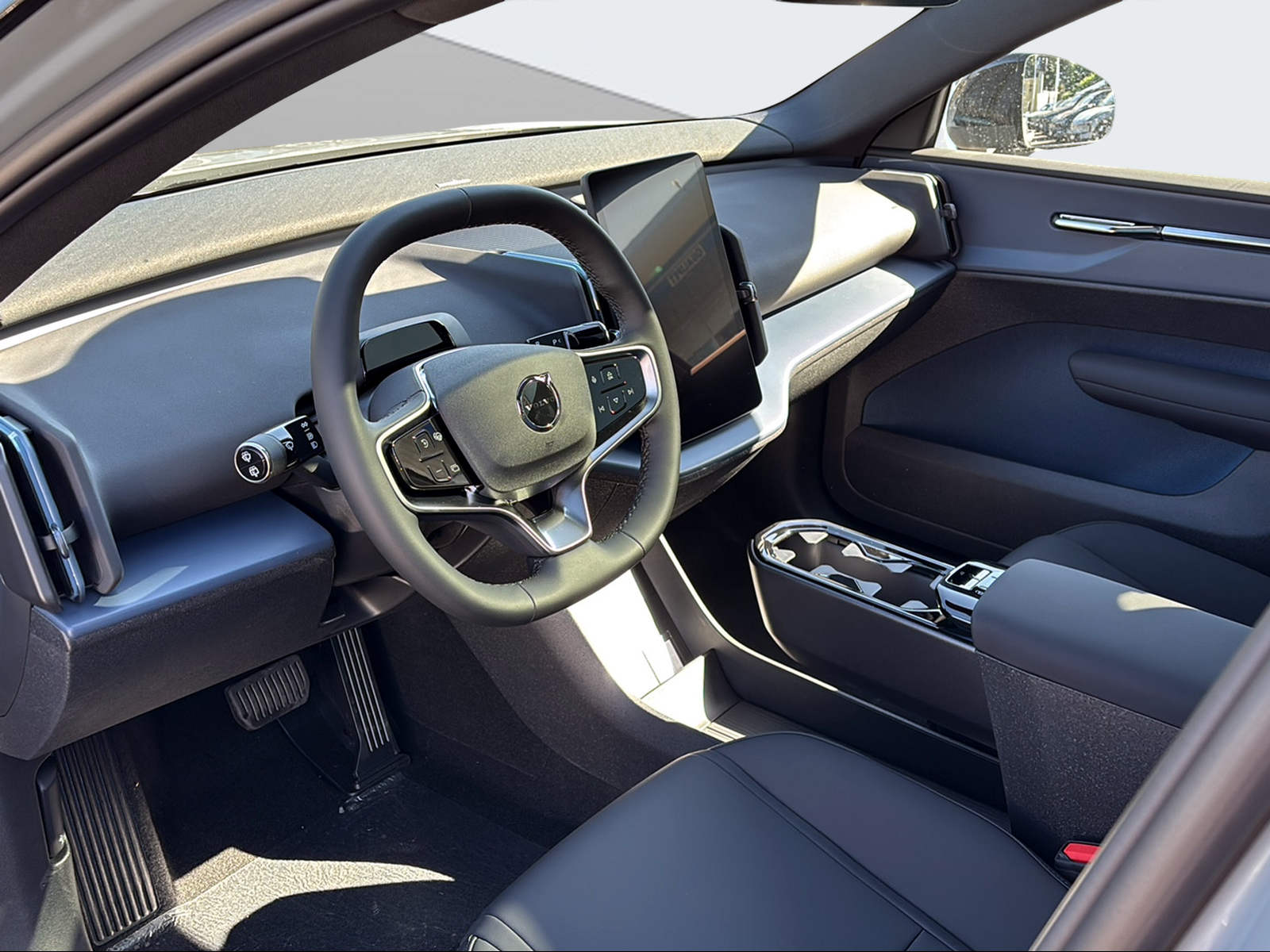 VOLVO EX30 Cross Country P8 69 kWh AWD Ultra-image-9