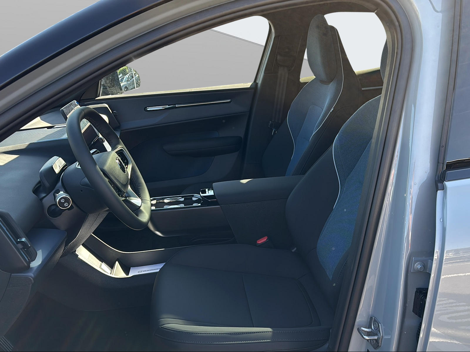 VOLVO EX30 Cross Country P8 69 kWh AWD Ultra-image-8