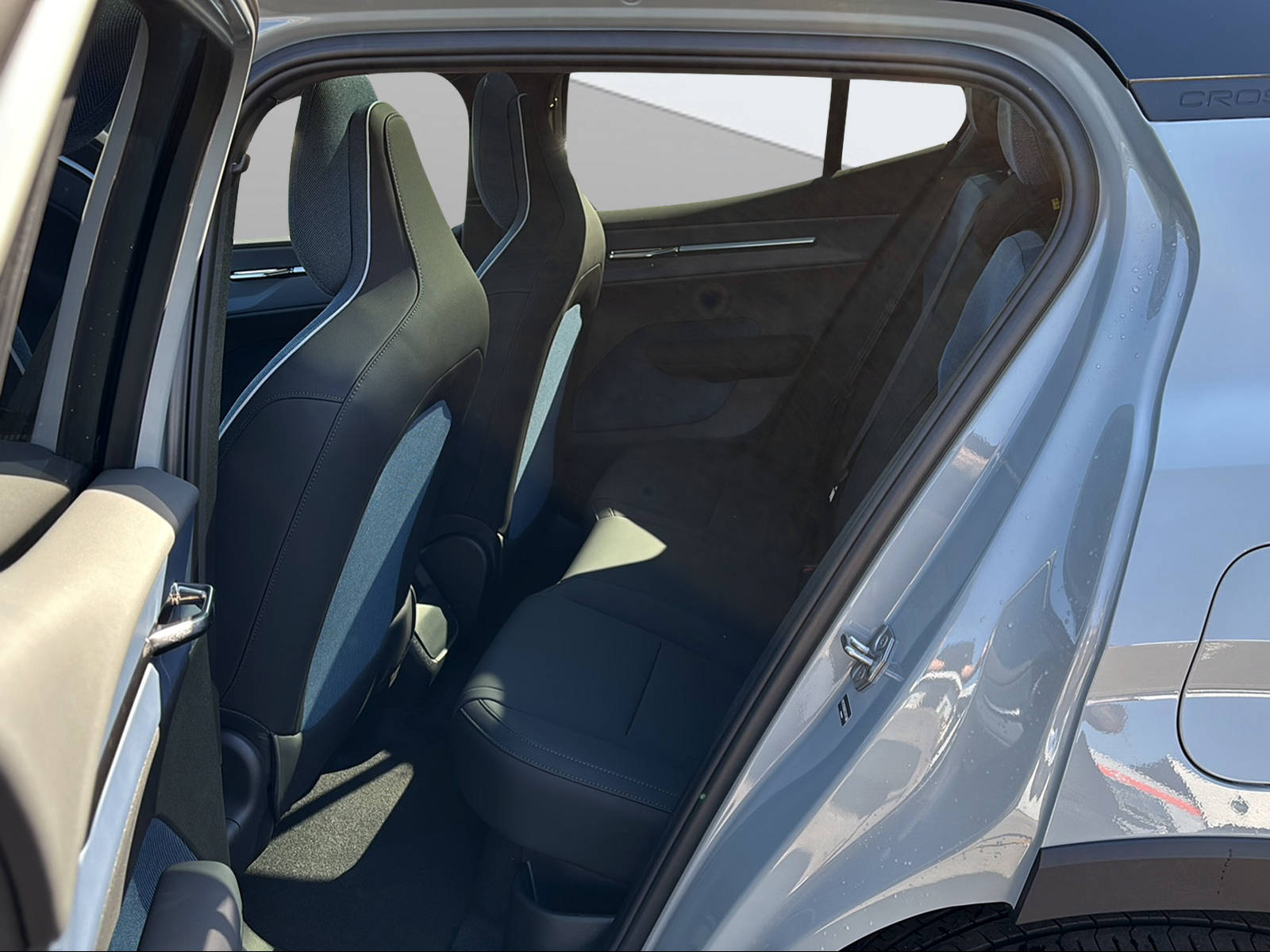 VOLVO EX30 Cross Country P8 69 kWh AWD Ultra-image-12