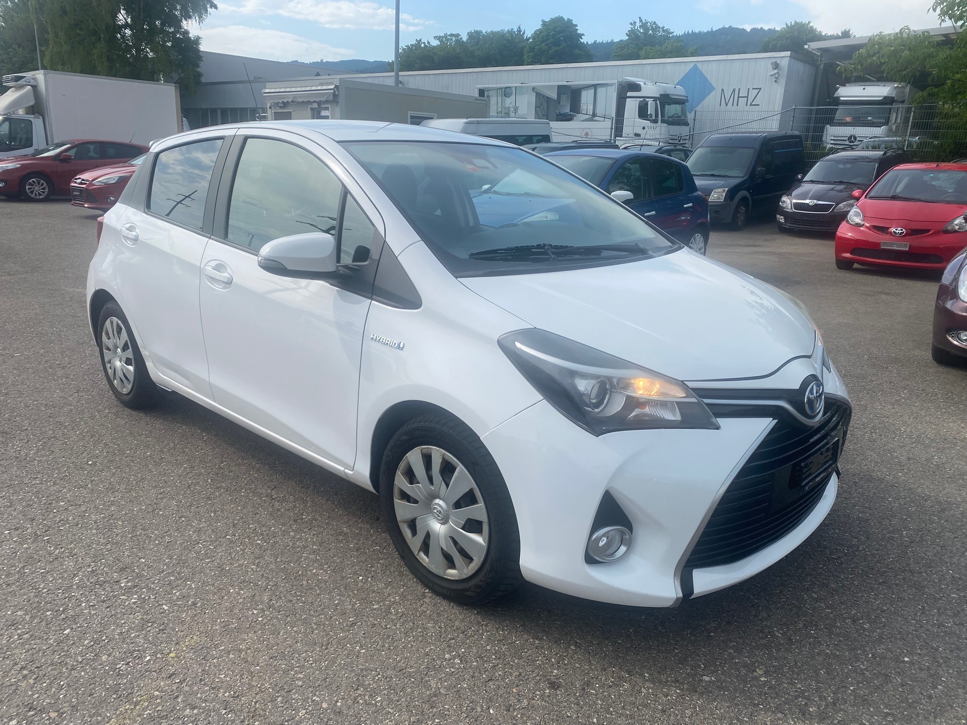 TOYOTA Yaris Hybrid-image-1