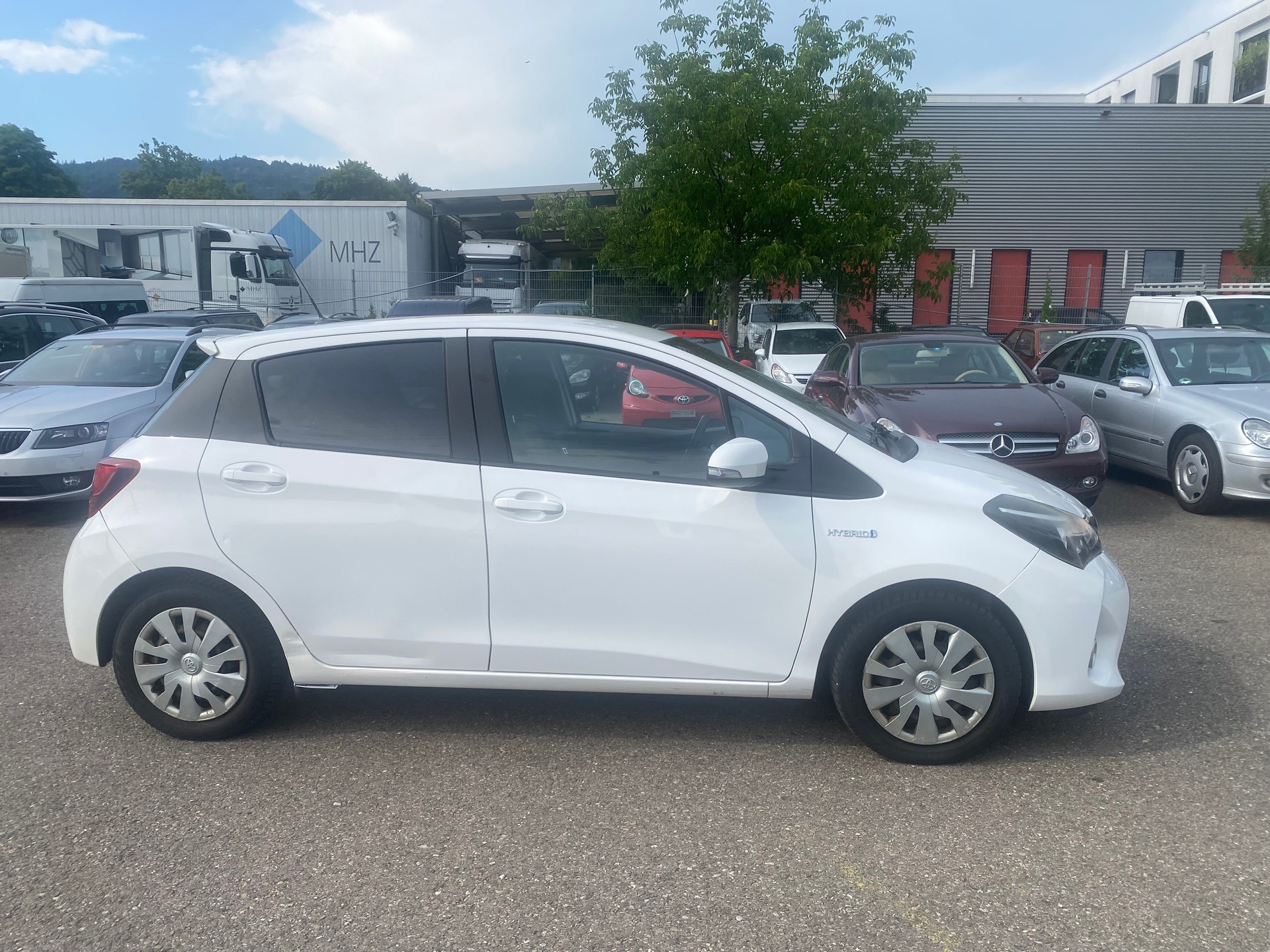 TOYOTA Yaris Hybrid-image-3