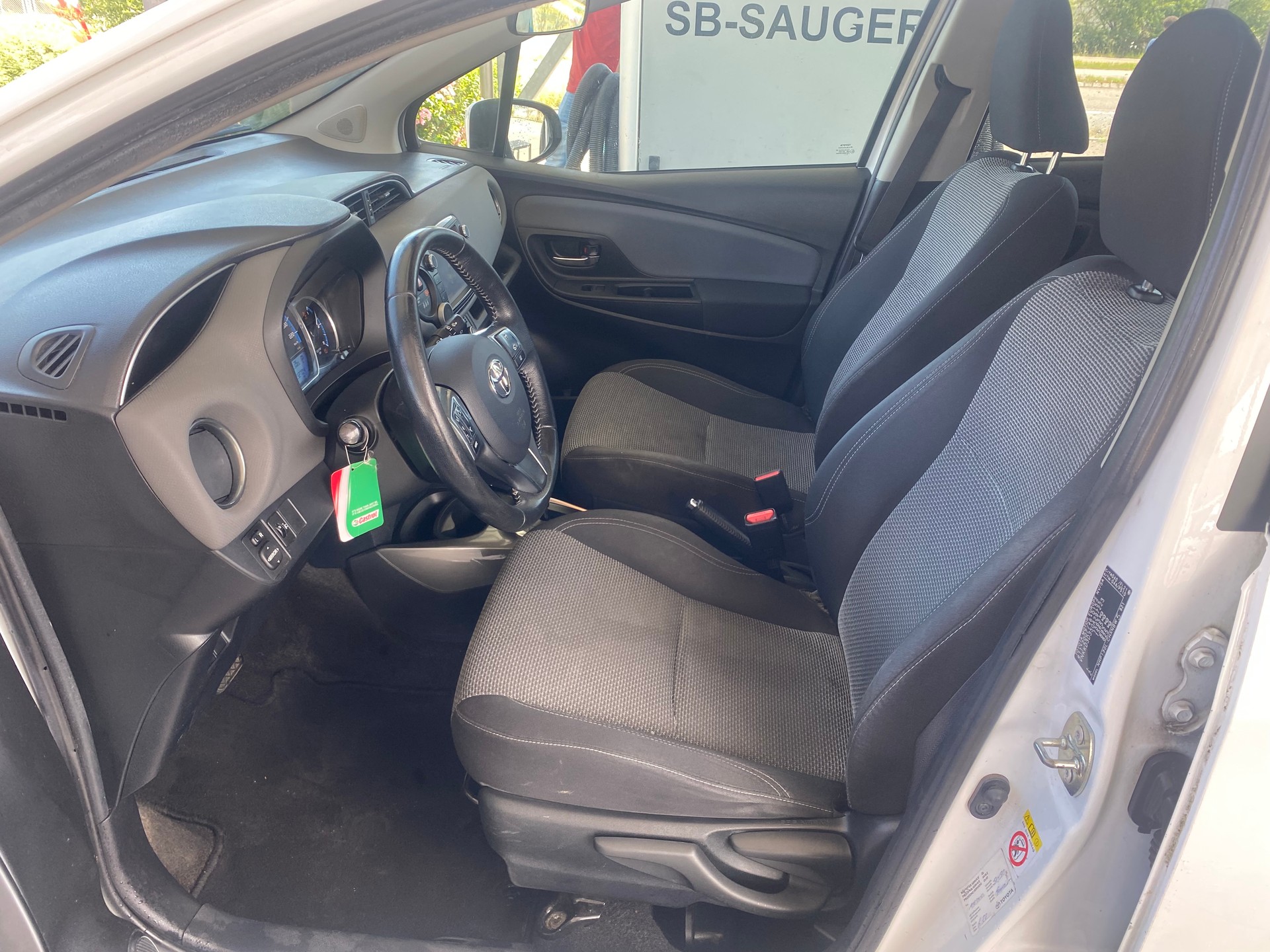 TOYOTA Yaris Hybrid-image-9