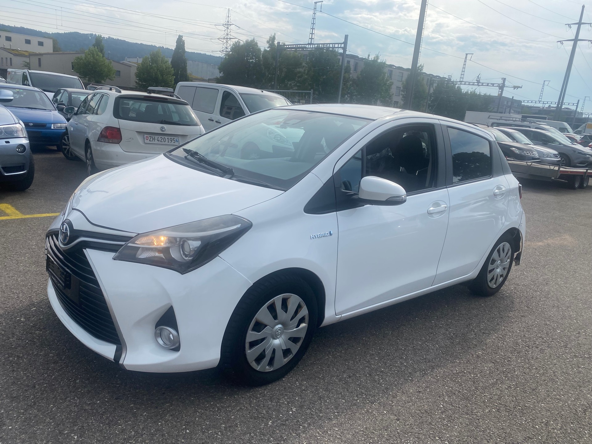 TOYOTA Yaris Hybrid-image-2