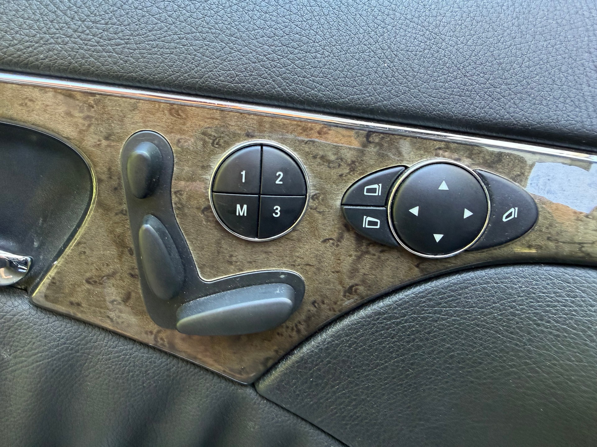 MERCEDES-BENZ E 350 Classic 4Matic Automatic-image-14