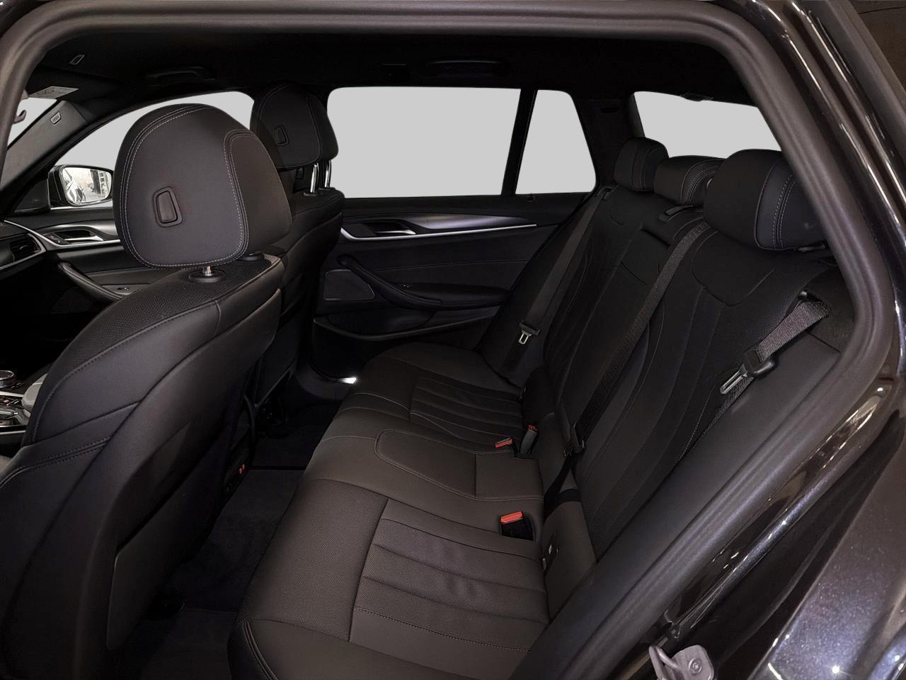 BMW 520d xDrive Touring M Sport-image-12