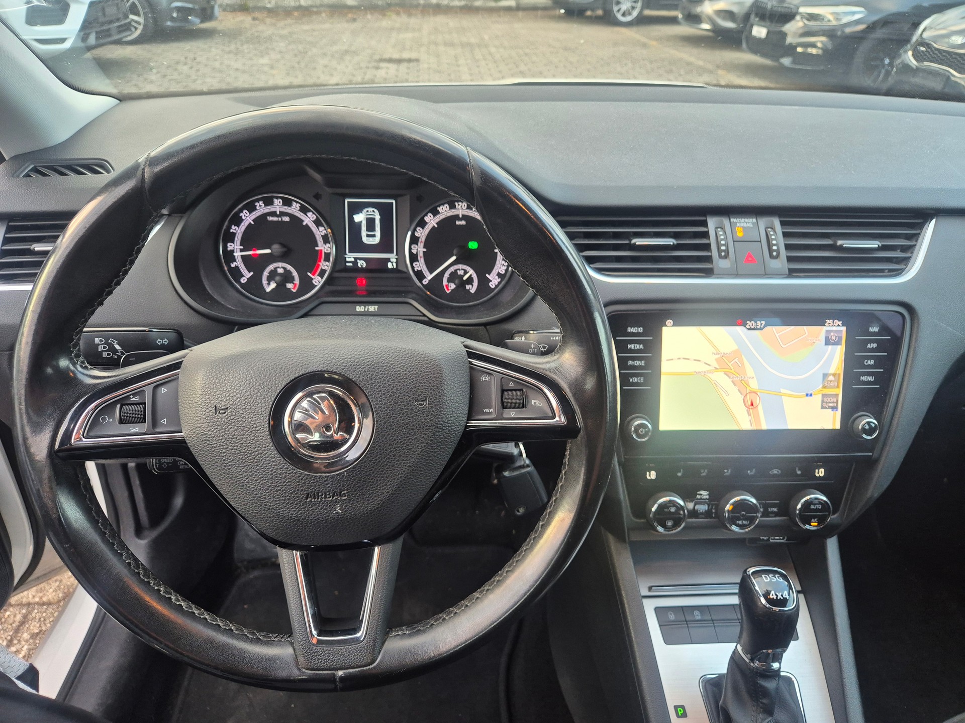 SKODA Octavia Combi 2.0 TDI Ambition 4x4 DSG-image-12