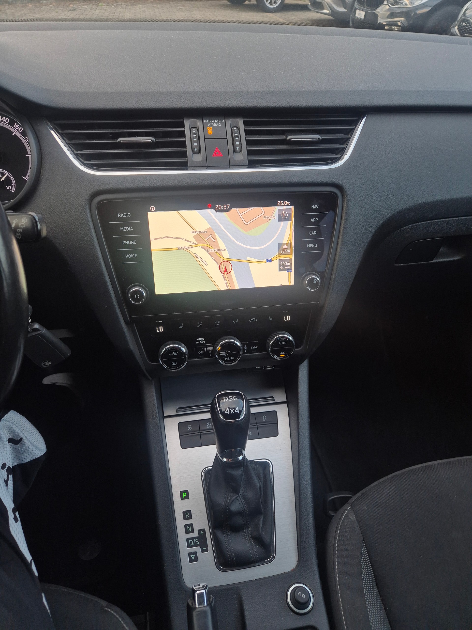 SKODA Octavia Combi 2.0 TDI Ambition 4x4 DSG-image-11