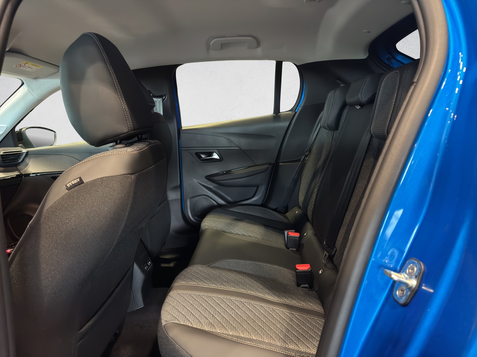 PEUGEOT 208 1.2 Hybrid Allure-image-12