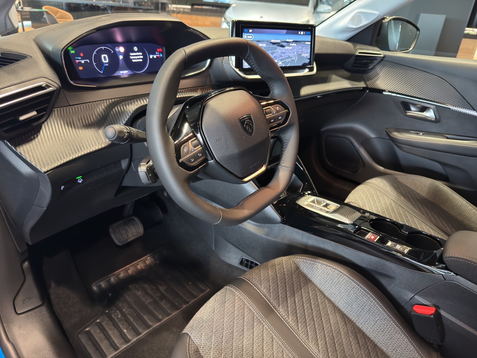 PEUGEOT 208 1.2 Hybrid Allure-image-10