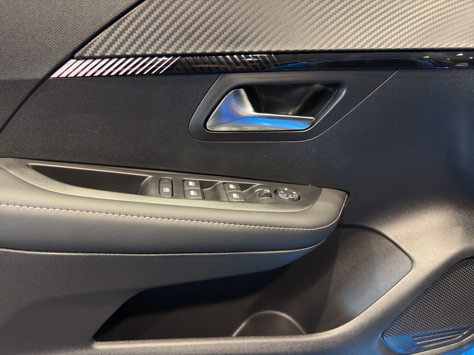 PEUGEOT 208 1.2 Hybrid Allure-image-5