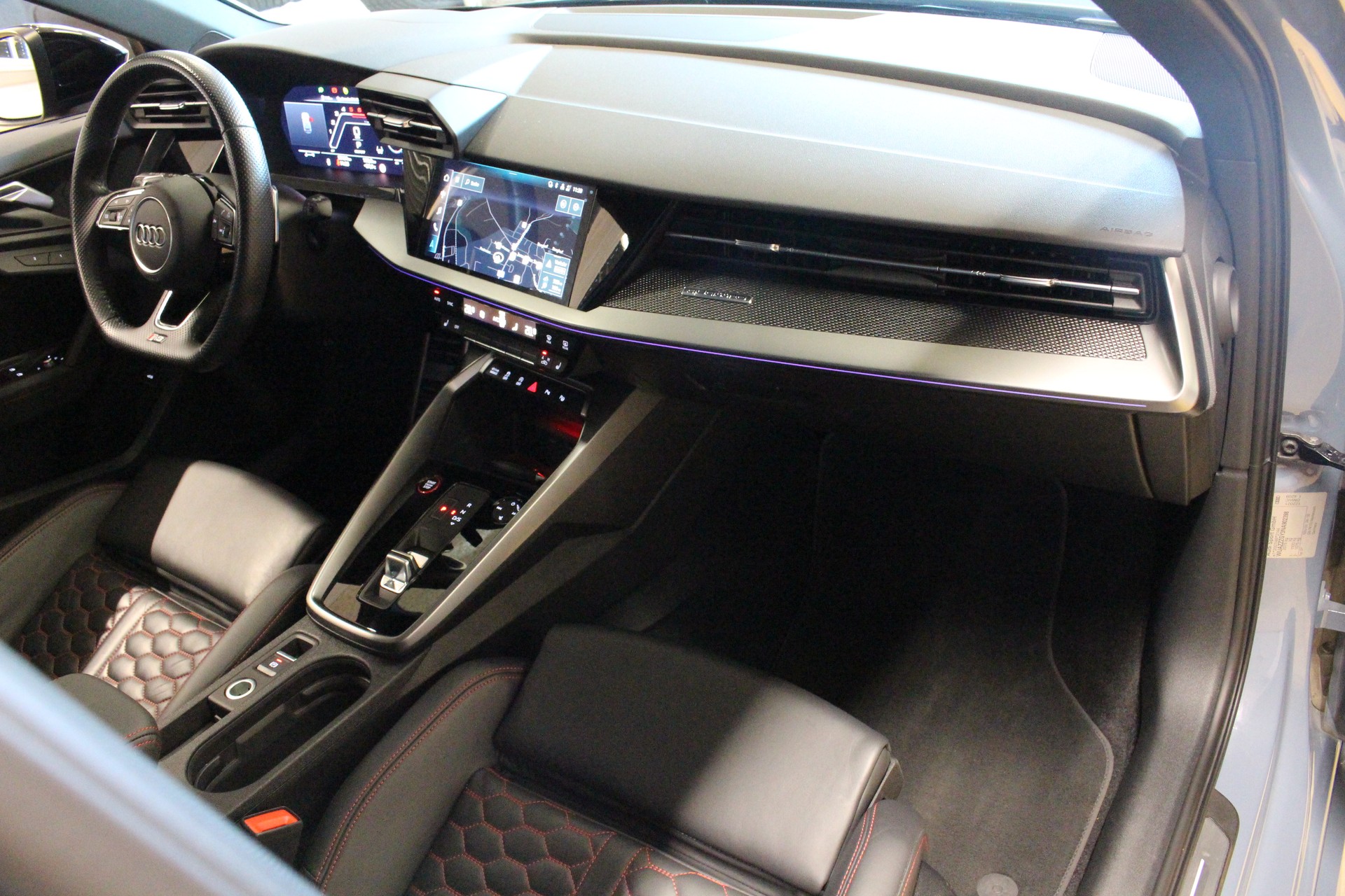 AUDI RS3 Sportback 2.5 TSI Quattro S-tronic 400PS °Spezielle Farbkombination °RS Performance Abgasanlage °Panorama-Glasdach-image-14