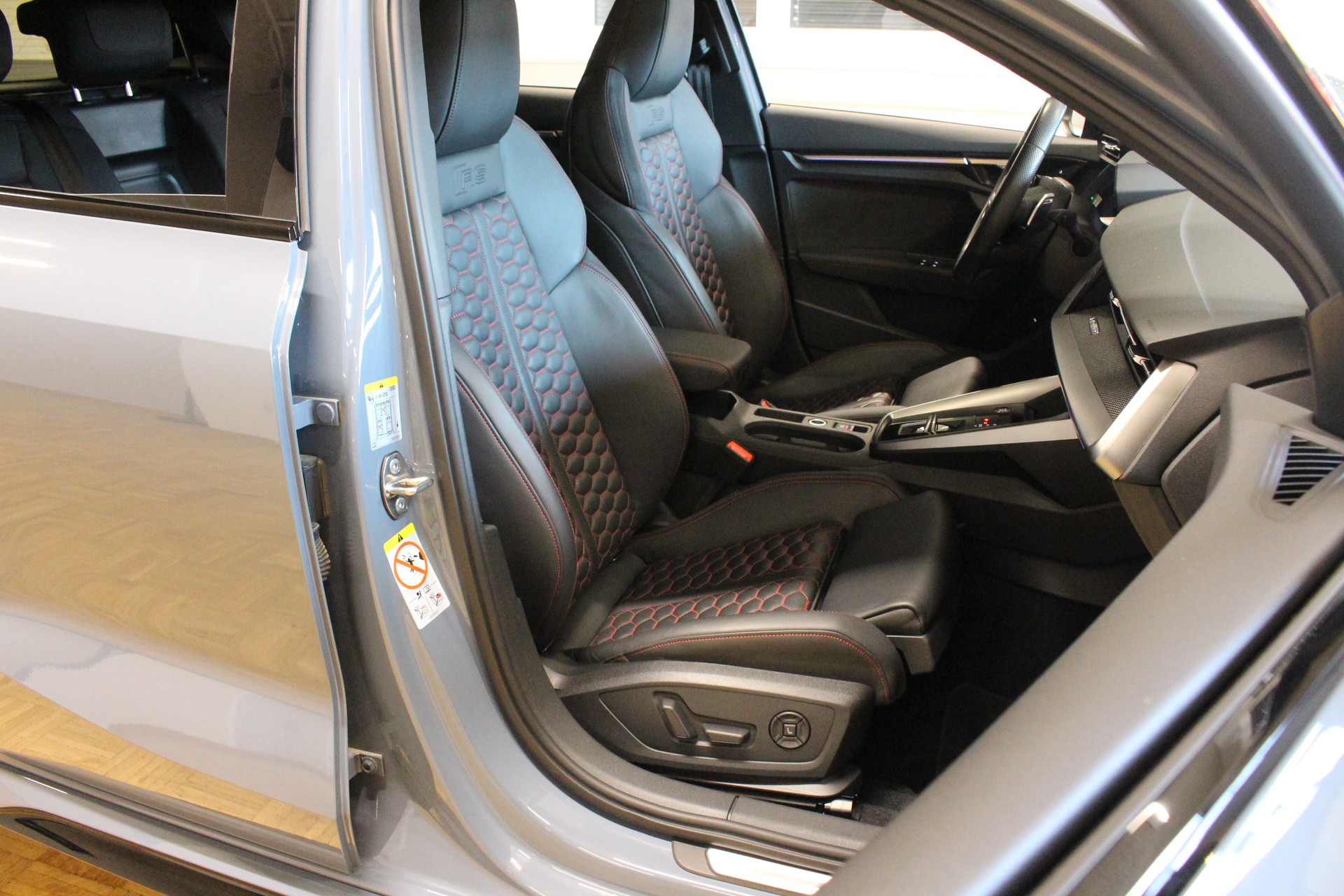 AUDI RS3 Sportback 2.5 TSI Quattro S-tronic 400PS °Spezielle Farbkombination °RS Performance Abgasanlage °Panorama-Glasdach-image-15