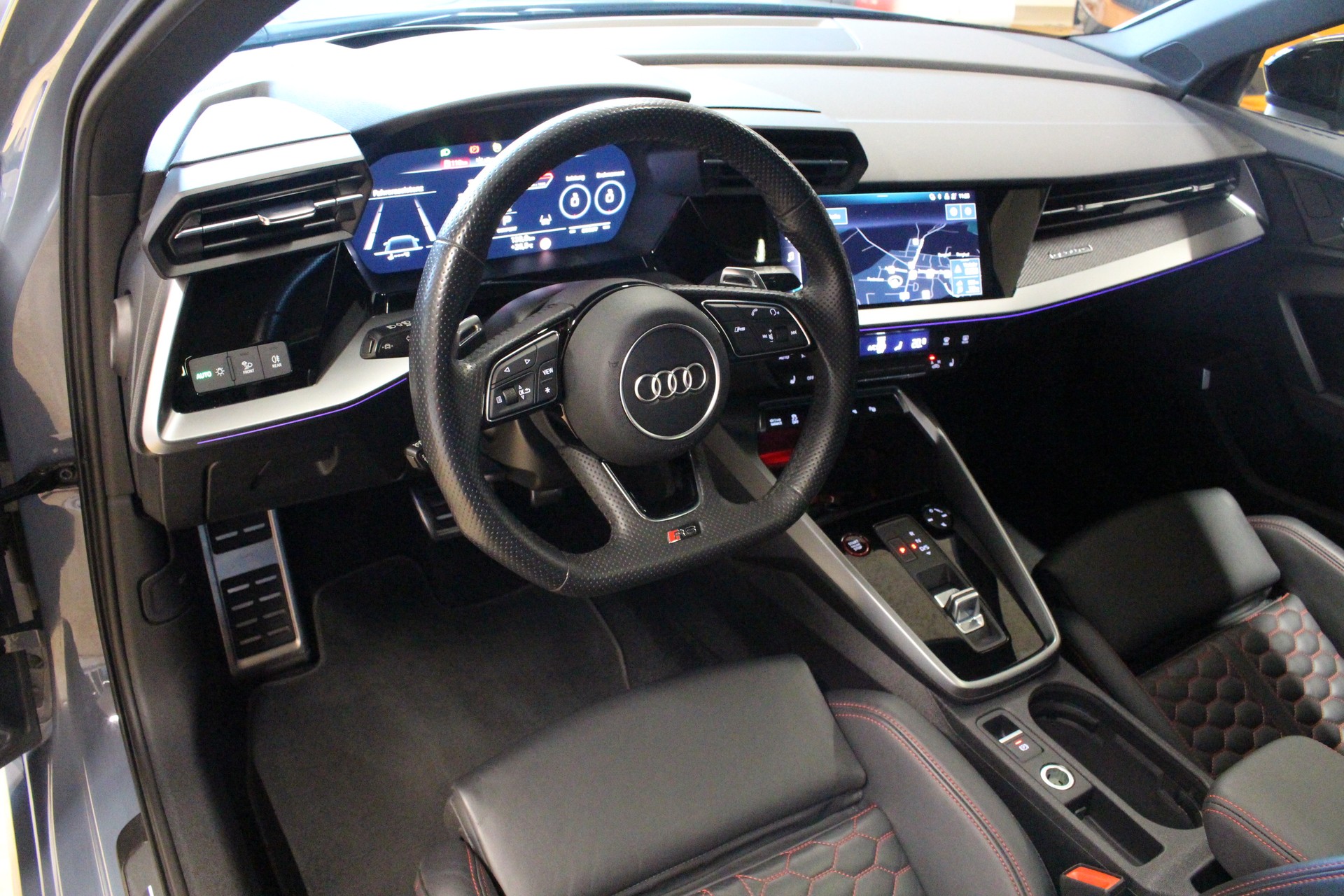 AUDI RS3 Sportback 2.5 TSI Quattro S-tronic 400PS °Spezielle Farbkombination °RS Performance Abgasanlage °Panorama-Glasdach-image-9