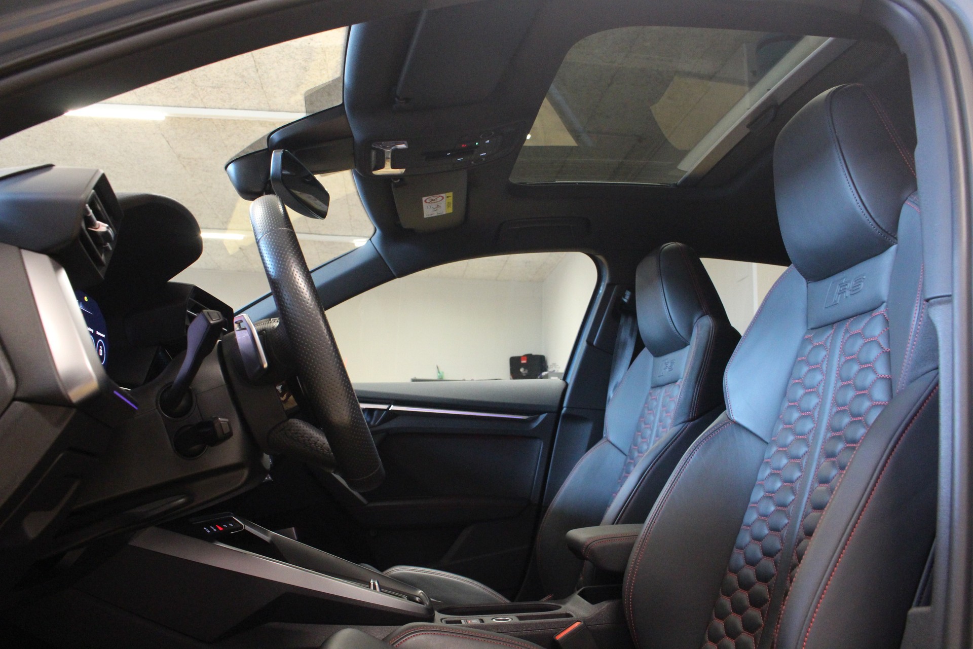 AUDI RS3 Sportback 2.5 TSI Quattro S-tronic 400PS °Spezielle Farbkombination °RS Performance Abgasanlage °Panorama-Glasdach-image-11